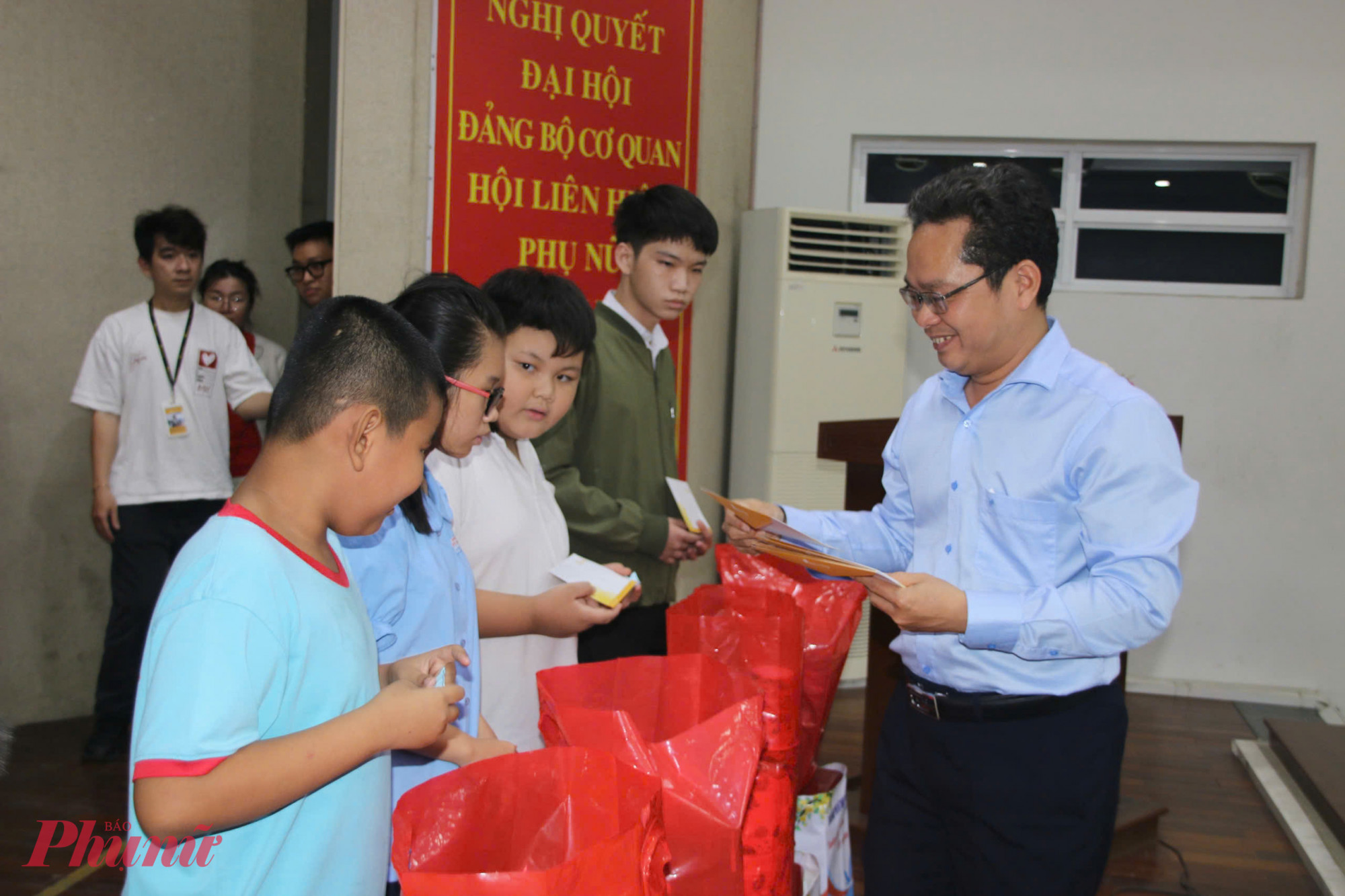 Ông Phạm Minh Tuấn -  Phó chủ tịch Ủy ban MTTQ Việt Nam TPHCM - trao quà đến các trẻ em khó khăn.