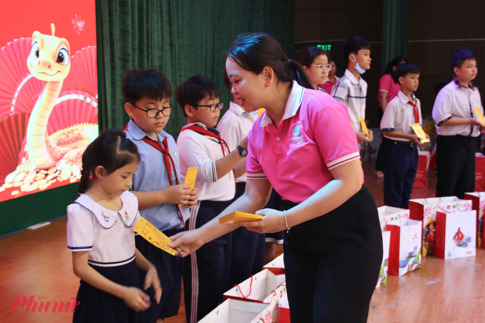 Bà Tô Thị Kim Anh - Chủ tịch Hội LHPN huyện Bình Chánh - trao quà tết đến các em nhỏ mồ côi