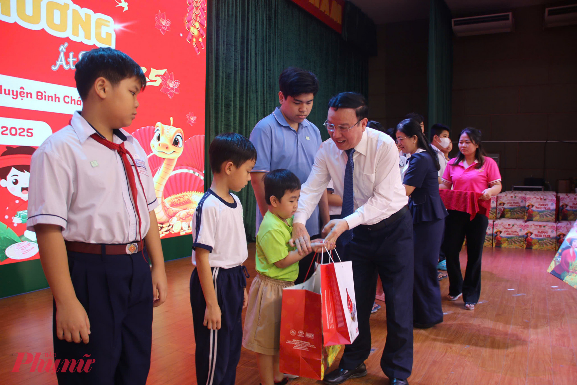 Giáo sư, Tiến sĩ, Bác sĩ Trần Hậu Khang - Cố vấn chuyên môn Quỹ hành trình gieo yêu thương trao quà đến các em nhỏ