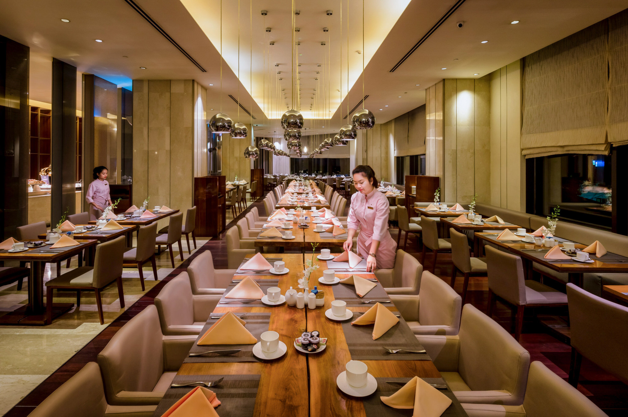 5. La Brasserie – Khách Sạn Nikko Saigon - phục vụ đến hết mùng 1 Tết, khai trương lại mùng 5 Tết, không phụ thu: Nhà hàng cuối cùng trong danh sách là La Brasserie, nằm tại khách sạn Nikko Sài Gòn. Tại đây, bạn sẽ được thưởng thức từ bò Wagyu A5, gan ngỗng, bào ngư đến hàu sống chất lượng cao. Hàu có thể ăn sống, nướng phô mai hoặc nướng mỡ hành. Tôm hùm, cua với 6 loại sốt chế biến cũng là điểm nhấn. Quầy sashimi đa dạng từ cá hồi, cá ngừ đến sò điệp. Quầy line nóng phục vụ các món Á, Âu, dim sum, phở, pasta, BBQ, salad, và gỏi. Tráng miệng đầy đủ các loại chè, bánh mousse, kem, và trái cây. Buffet tại đây sẽ mở xuyên Tết đến hết mùng 1 và khai trương lại từ mùng 5. Giá vé buffet không phụ thu.