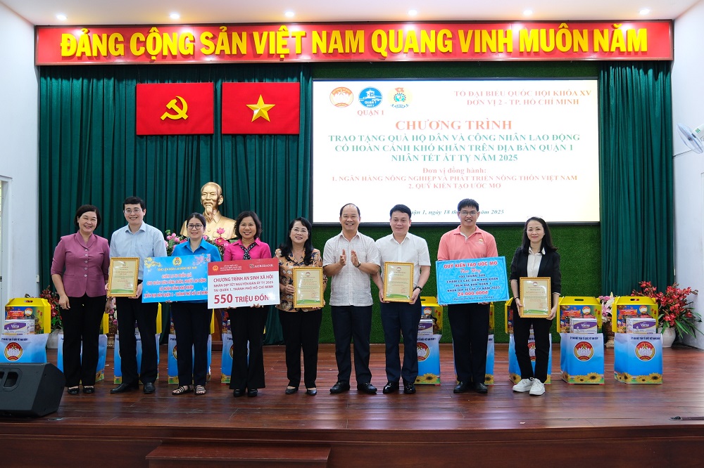 Tổ đại biểu Quốc hội khóa XV (đơn vị bầu cử số 2) - TPHCM và Agribank Chi nhánh Trung tâm Sài Gòn trao 550 triệu đồng ủng hộ Quỹ “Vì người nghèo” quận 1 - Ảnh: Agribank