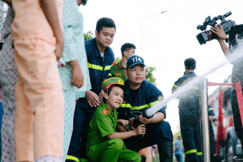 Bệnh nhi ở TP Thủ Đức thử làm CSGT và chiến sĩ “chống giặc lửa