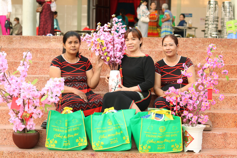 Chị Thạch Thị Bích Hồng (bìa trái) và các chị em rất vui khi được tặng quà