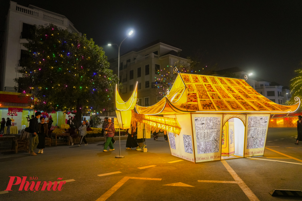 Mô hình đèn lồng Trâu Đông hồ của Nghệ nhân Nguyễn Tấn Phát (Đường Lâm, Sơn Tây, Hà Nội) với tạo hình con trâu cách điệu thành những hình khối, kết hợp với hình dáng cổng làng cùng với chi tiết dân gian là tranh Đông Hồ.