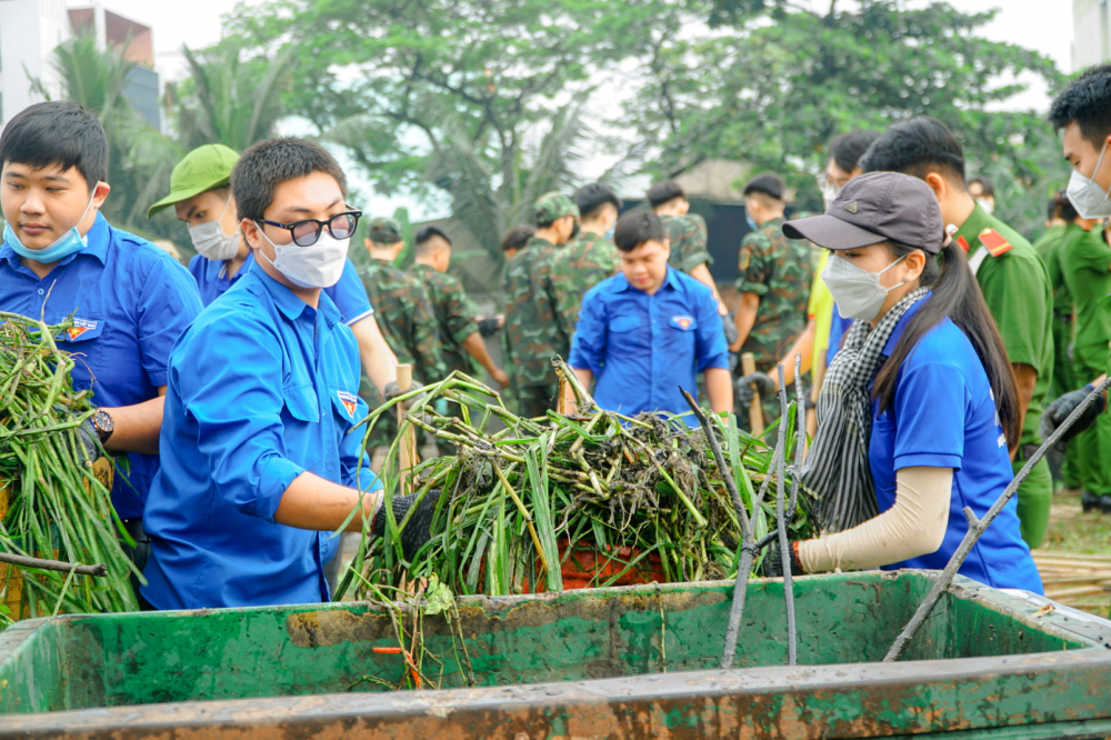 Các bạn trẻ TPHCM tích cực tham gia các hoạt động tình nguyện, thu gom rác thải, làm sạch kênh rạch, giữ xanh thành phố - ẢNH: T.Đ.