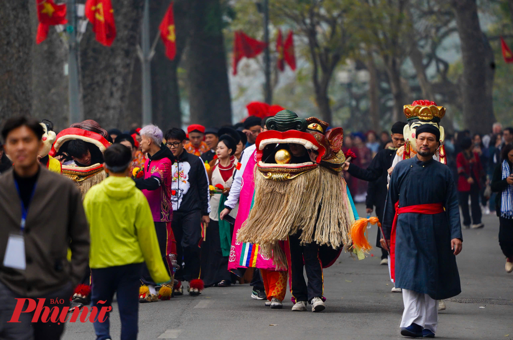 Phó Chủ tịch Thường trực UBND quận Hoàn Kiếm Nguyễn Quốc Hoàn cho biết, hoạt động văn hóa mừng Đảng - mừng Xuân ý nghĩa này lan tỏa giá trị văn hóa đến cộng đồng, đặc biệt là thế hệ trẻ - những người giữ vai trò quan trọng trong việc bảo tồn và phát huy bản sắc dân tộc.  Chúng ta không chỉ khơi dậy niềm tự hào dân tộc mà còn kêu gọi sự chung tay của mọi người dân trong việc bảo vệ di sản văn hóa, quảng bá vẻ đẹp của ngày Tết Việt Nam với bạn bè quốc tế.