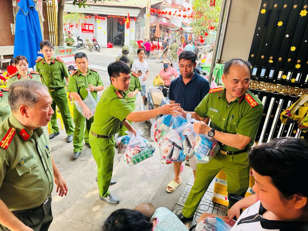 Công an TP Thủ Đức (TPHCM) đã đến thăm, chúc tết và tặng quà cho hàng trăm bệnh nhi ở Bệnh viện Ung bướu TPHCM