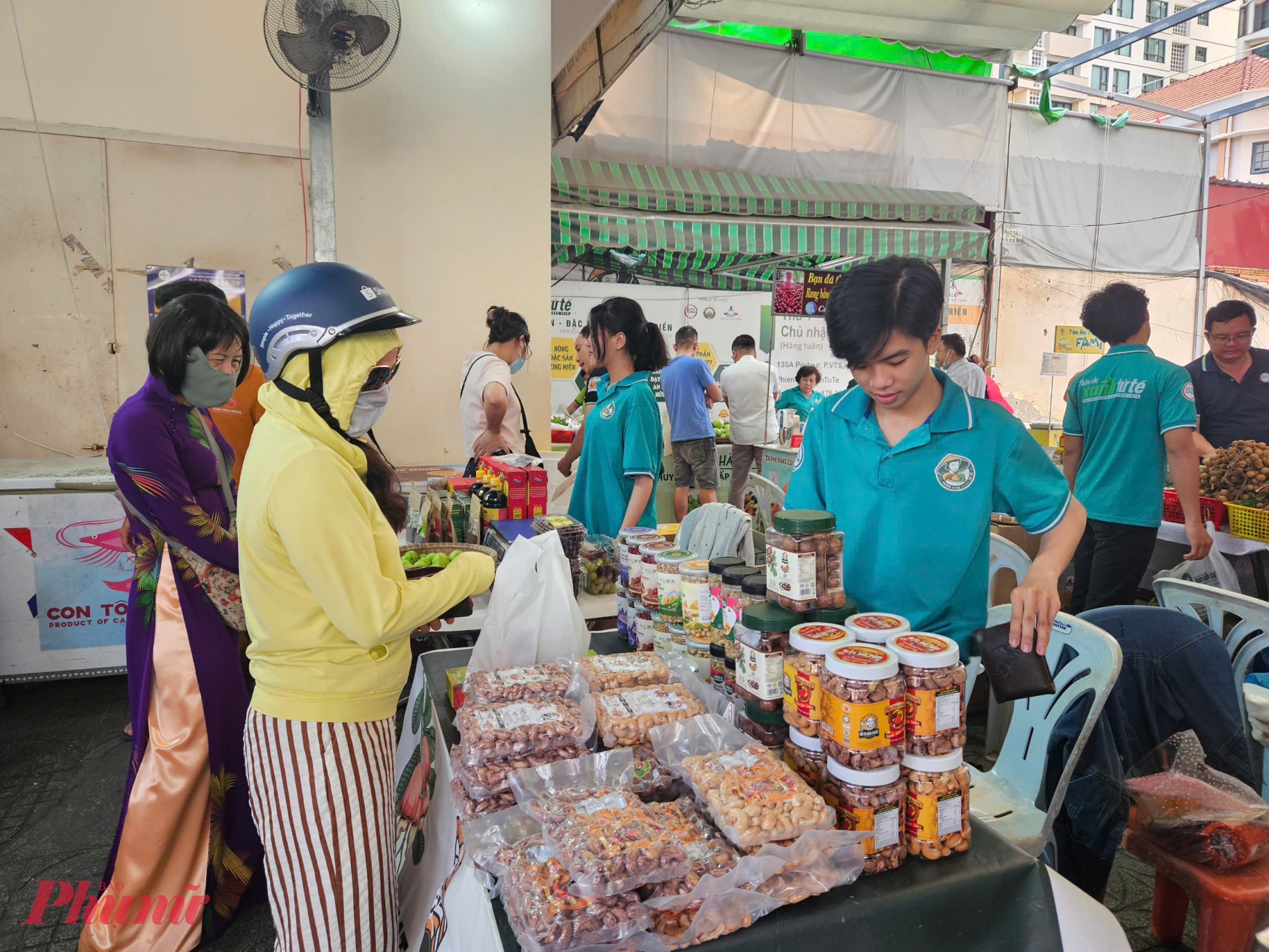 Ngay khi bày bán, nhiều sản phẩm như bắp chuối rừng, rau rừng, mật ong ruồi, sâm đương quy tươi, môn dóc, đọt mây, dừa rừng... đã nhanh chóng cháy hàng. 