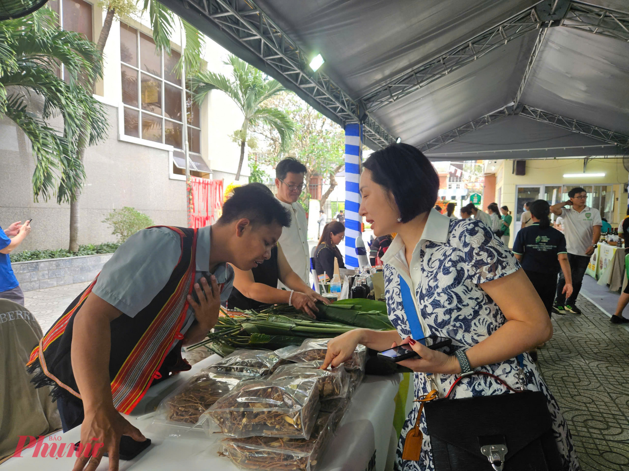 Phiên chợ có khoảng 60 gian hàng gồm hàng trăm sản phẩm đại diện cho hơn 10 tỉnh, thành của cả nước. Nhiều sản phẩm trong số đó đã đạt các chứng nhận về OCOP 3 sao, OCOP 4 sao, các tiêu chuẩn an toàn vệ sinh thực phẩm hiện hành.