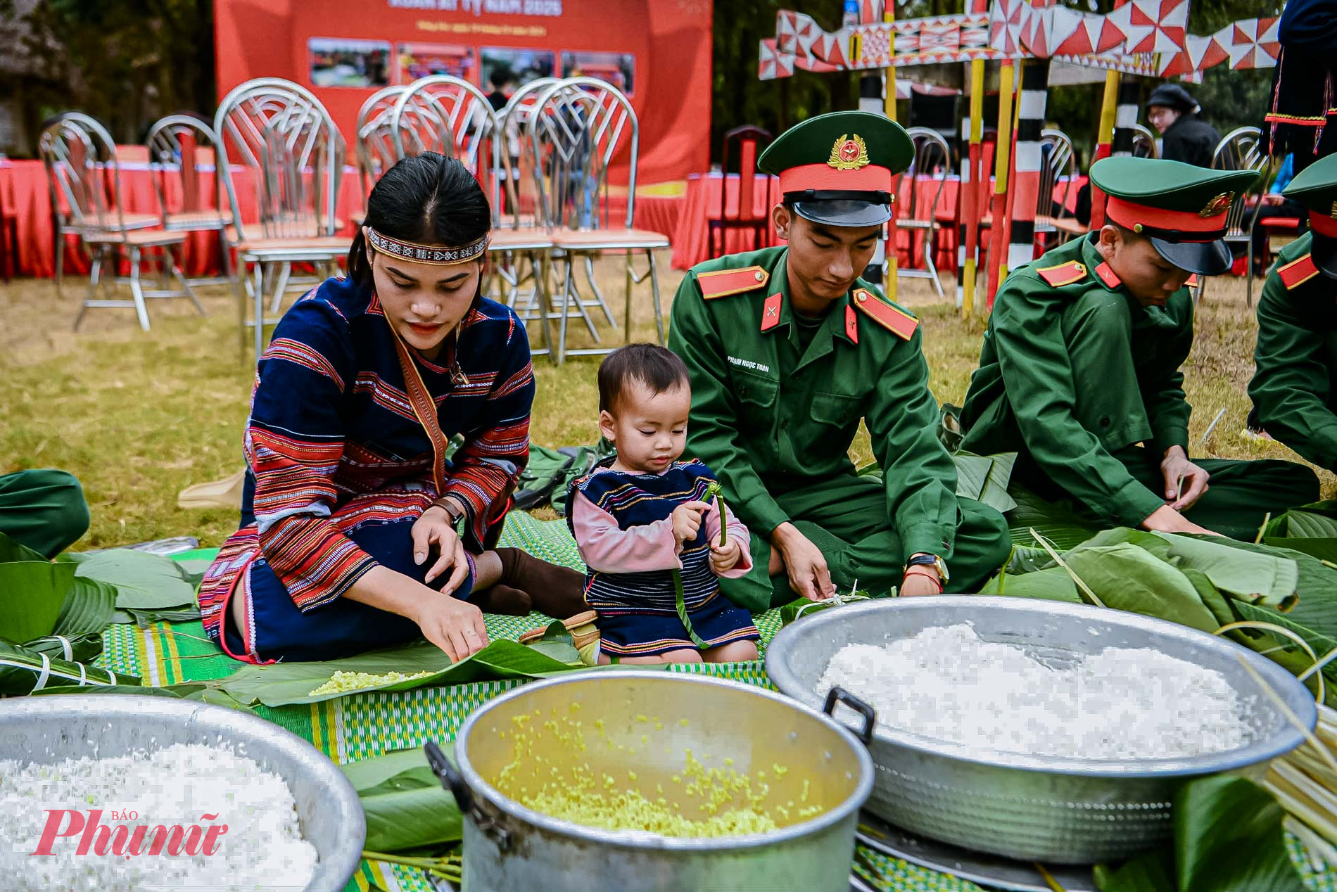 Những đứa trẻ thích thú khi được các chiến sĩ hướng dẫn làm bánh.