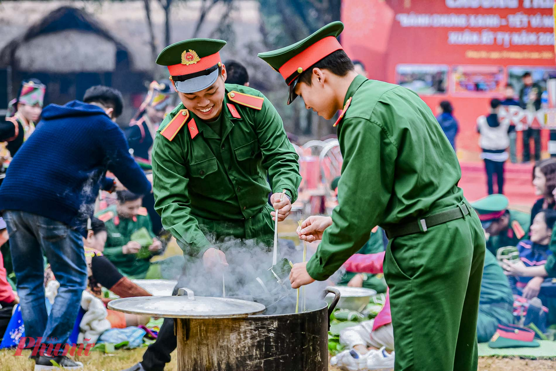 Ông Trịnh Ngọc Chung Đại diện ban quản lý Làng Văn hóa - Du lịch các dân tộc Việt Nam cho biết. “Chúng tôi hy vọng đây sẽ là những món quà vật chất tuy nhỏ nhưng chứa đầy tình cảm ấm áp. Các phần quà sẽ mang đến cho các gia đình những niềm vui nho nhỏ khi đón chào năm mới, góp thêm sức mạnh cho cả dân tộc chuẩn bị bước vào kỷ nguyên mới - Kỷ nguyên vươn mình của dân tộc