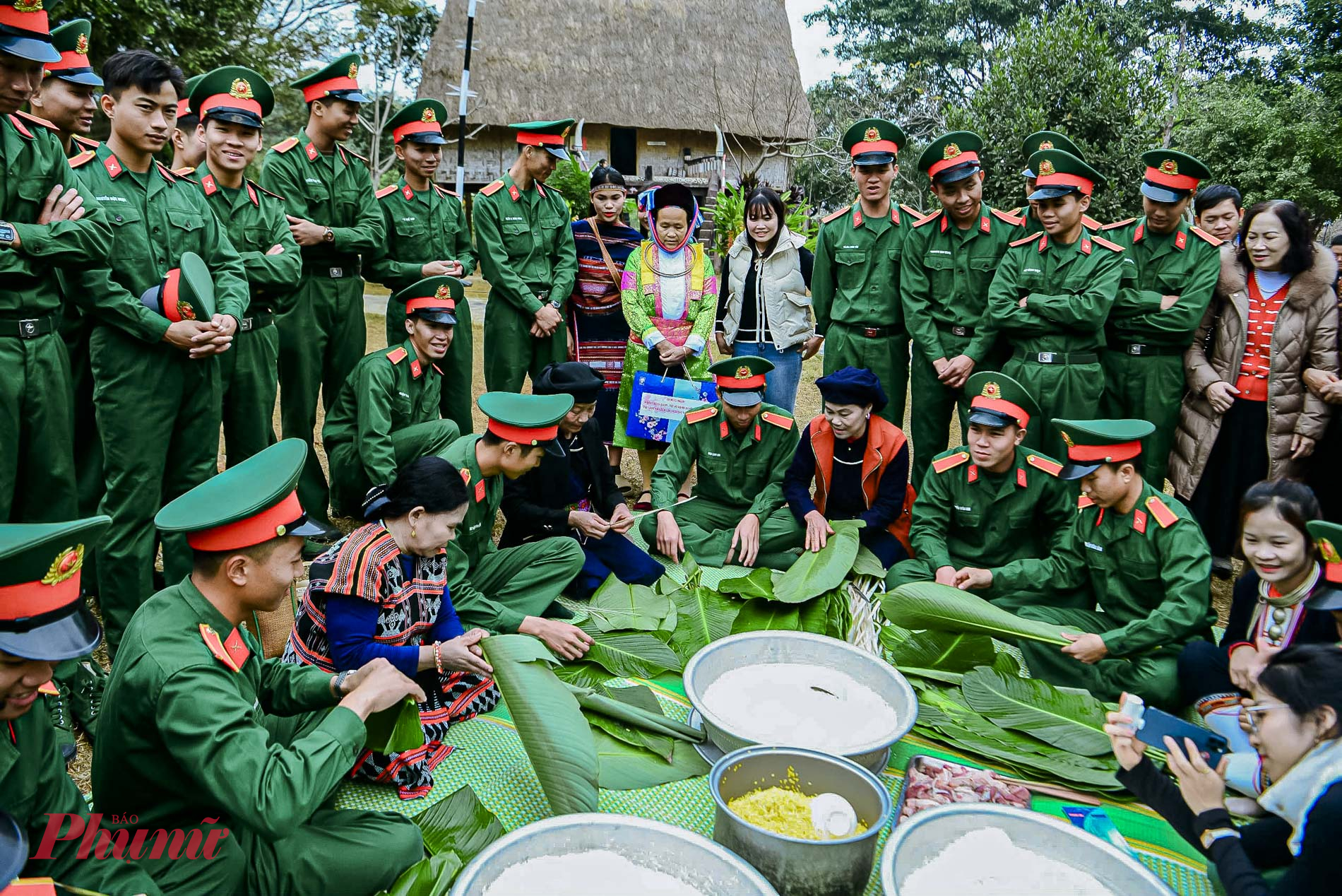 Chương trình với sự tham gia của hàng trăm người là đại diện cộng đồng 16 dân tộc đang hoạt động thường xuyên tại Làng Văn hóa cùng sỹ quan, chiến sĩ Trường Đại học Trần Quốc Tuấn và các khách mời thuộc Bộ VH-TT&DL;…