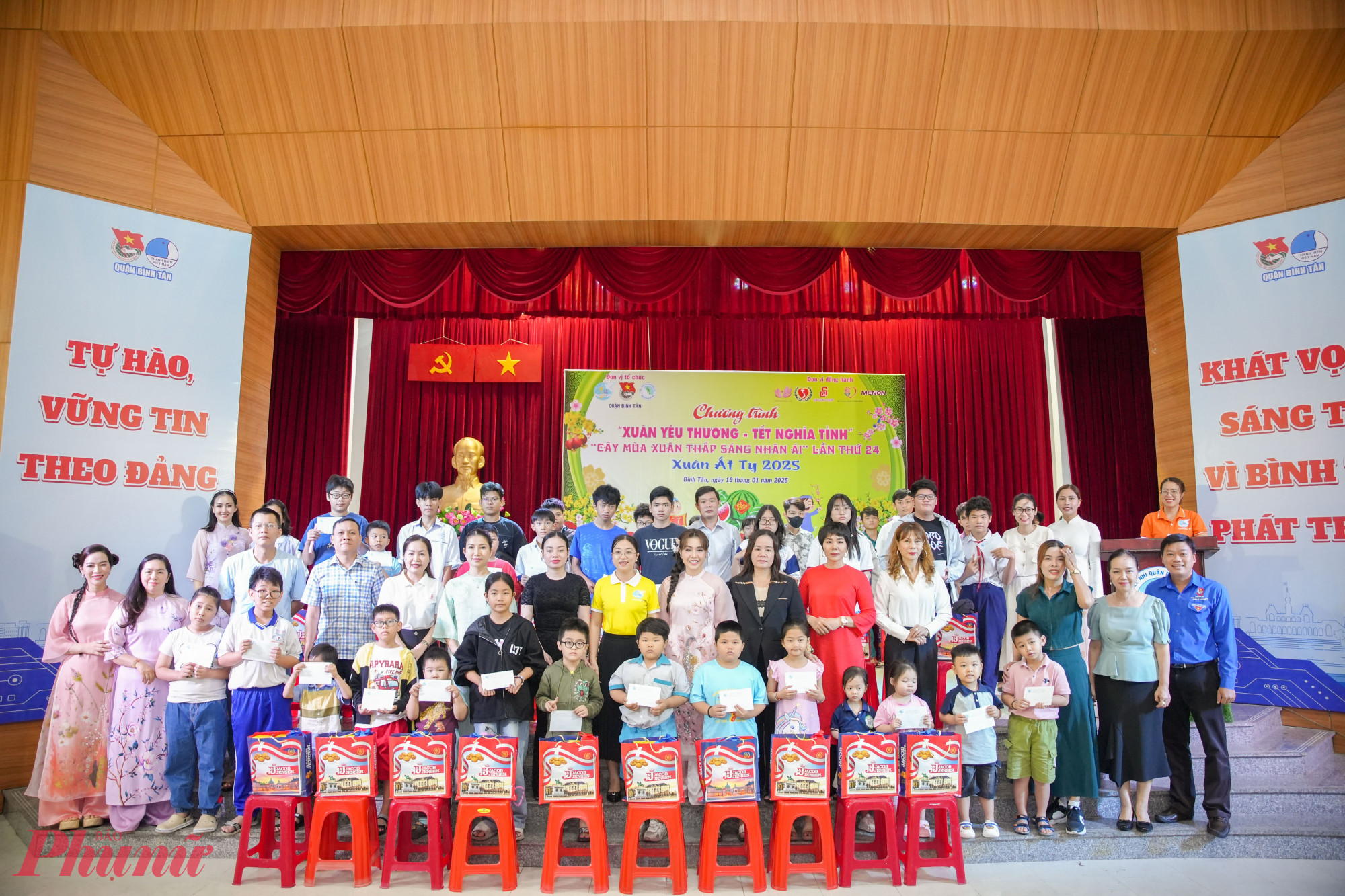 Ngay khi thành lập, các thành viên CLB Mẹ đỡ đầu đã ủng hộ chương trình trao tặng quà tết Ất Tỵ cho 209 trẻ em mồ côi, trẻ khuyết tật và 200 phụ nữ có hoàn cảnh khó khăn do Hội LHPN quận Bình Tân phối hợp các đơn vị tổ chức ngày 19/1. 