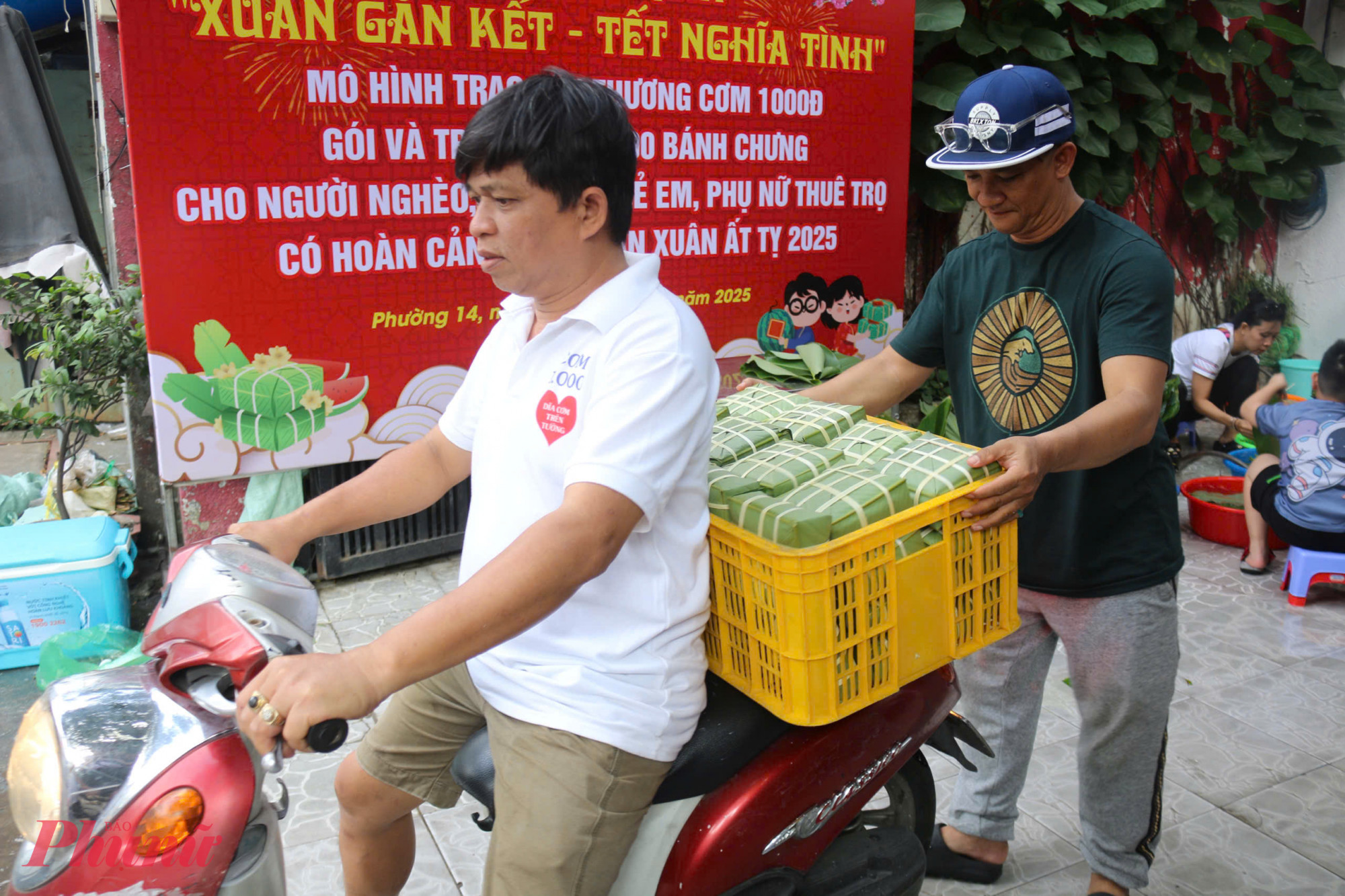 Ông Vũ Quang Thức ( phía trước) lần lượt chở bánh về bếp nấu