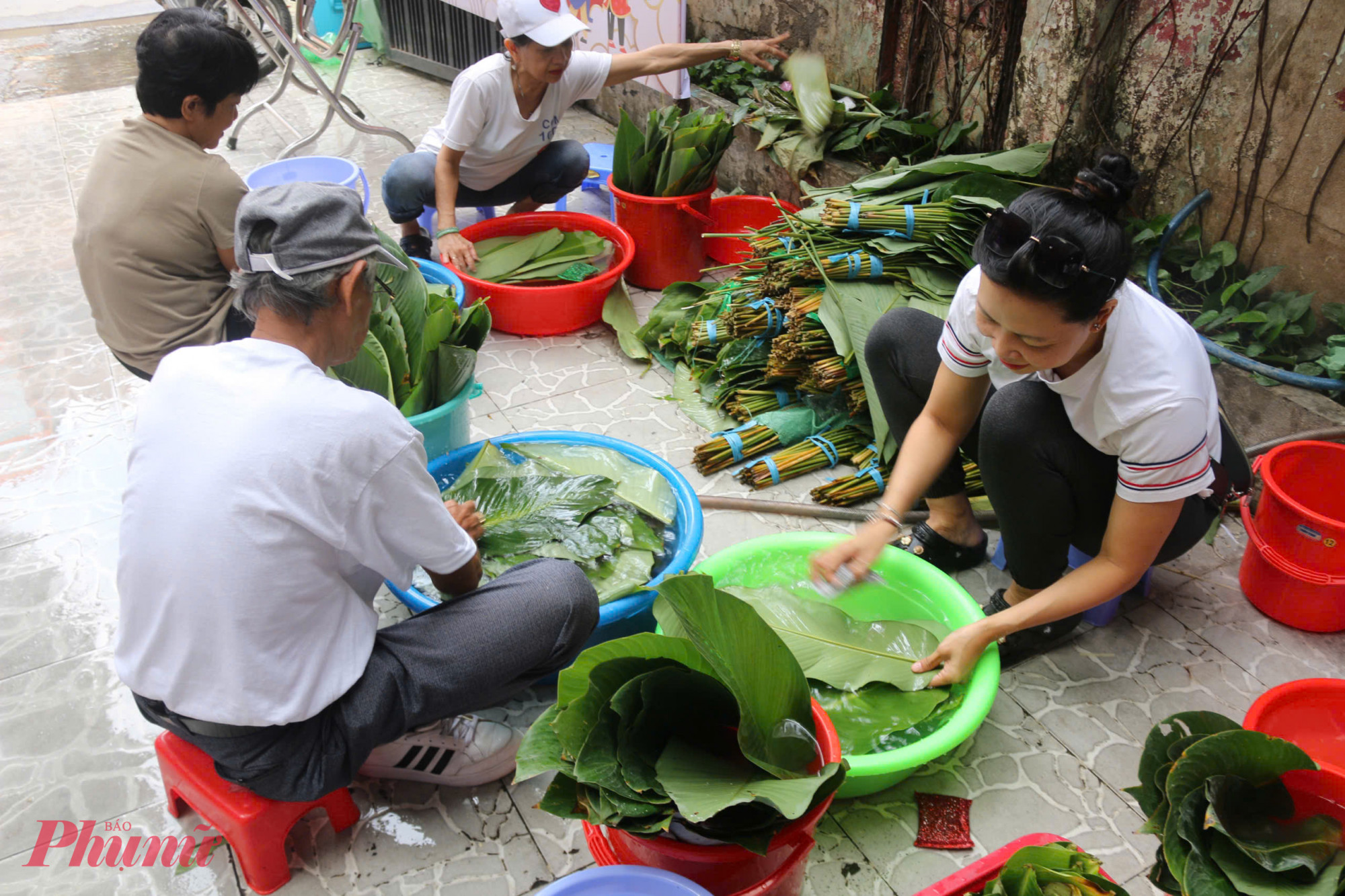 Không khí tại căn bếp của nhóm Cơm 1.000 đồng luôn rộn ràng và ấm áp. Suốt 4 ngày liên tục, từ 16/1 đến 19/1