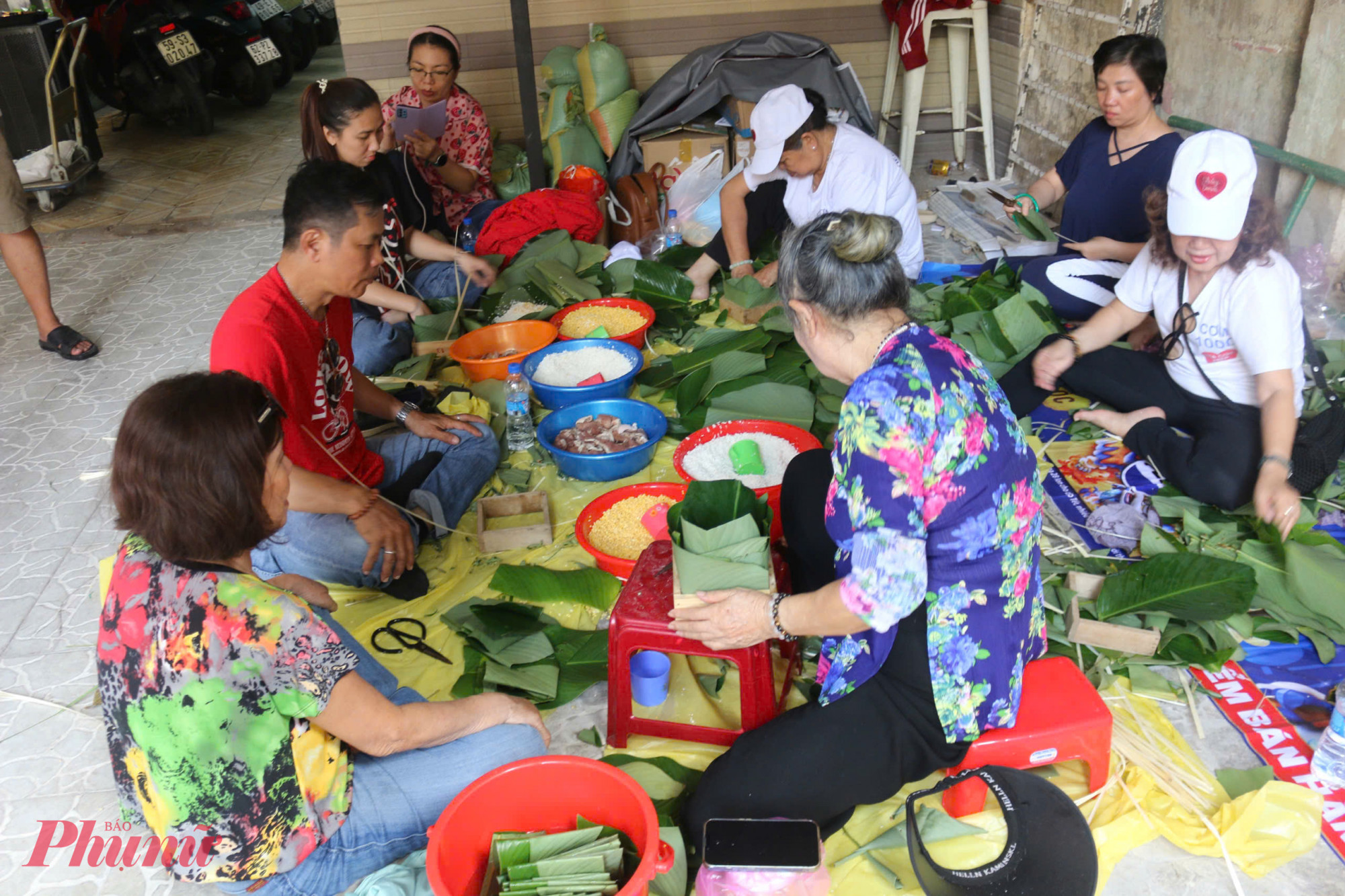 Đông đảo tình nguyện viên đến tham gia gói bánh chưng tại phường 14