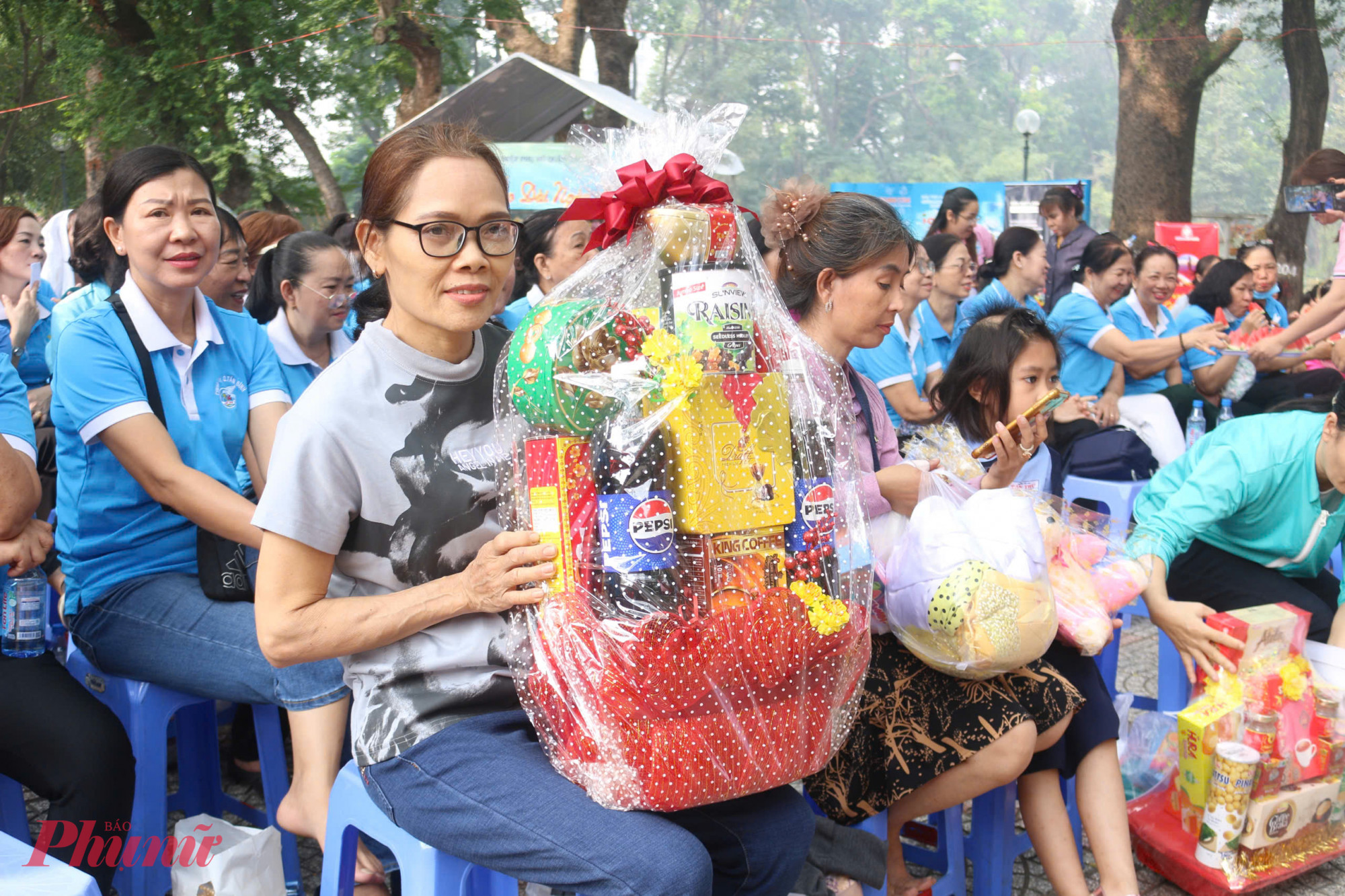 Chị Nguyễn Thị Vân (54 tuổi, ngụ phường 15, quận Tân Bình) hiện là công nhân tại một xưởng cơ khí ở Củ Chi  với thu nhập khoảng 5,5 triệu đồng/tháng. Gia đình chị gồm hai vợ chồng, sống trong căn phòng trọ giá 2,5 triệu đồng/tháng. Chồng chị làm bảo vệ tại quận Tân Phú, với mức lương 6 triệu đồng/tháng.Tết năm nay, vợ chồng chị quyết định ở lại Sài Gòn thay vì về quê Quảng Nam vì tiền thưởng không nhiều, chỉ đủ trang trải cuộc sống và gửi về chăm lo cho mẹ già gần 90 tuổi ở quê. Hôm nay, chị nhận được một phần quà Tết cùng bao thư 200.000 đồng. Chị chia sẻ: Tôi vô cùng phấn khởi vì dù món quà không lớn, nhưng nó mang lại niềm vui và sự ấm áp trong những ngày Tết xa quê.