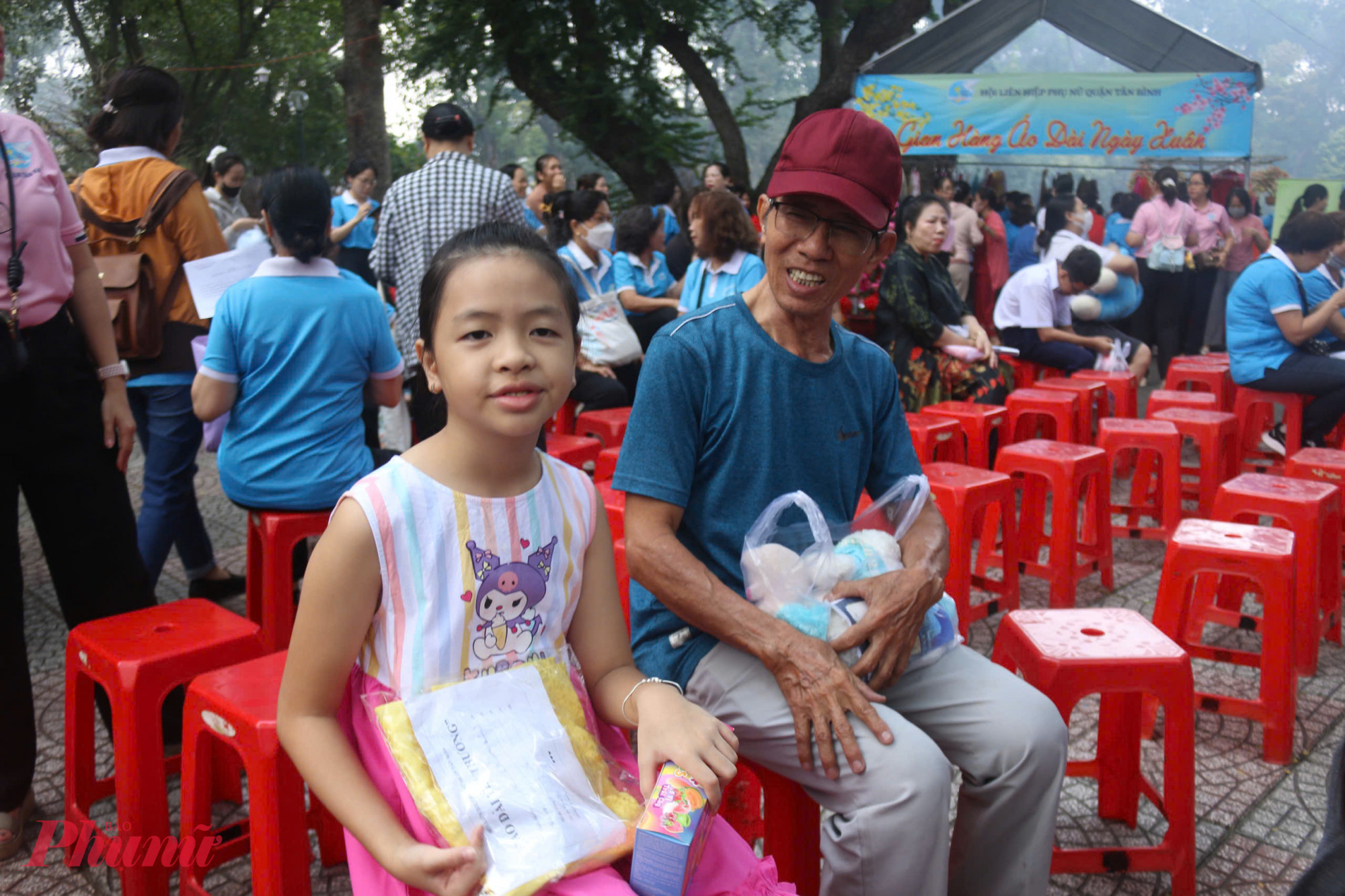 Bé Thu Thảo (10 tuổi, đến từ phường 6) cùng ông nội đến nhận quà. Em phấn khởi nói: “Em nhận được được rất nhiều quà, gấu bông, áo dài dành cho mẹ, vui lắm!”