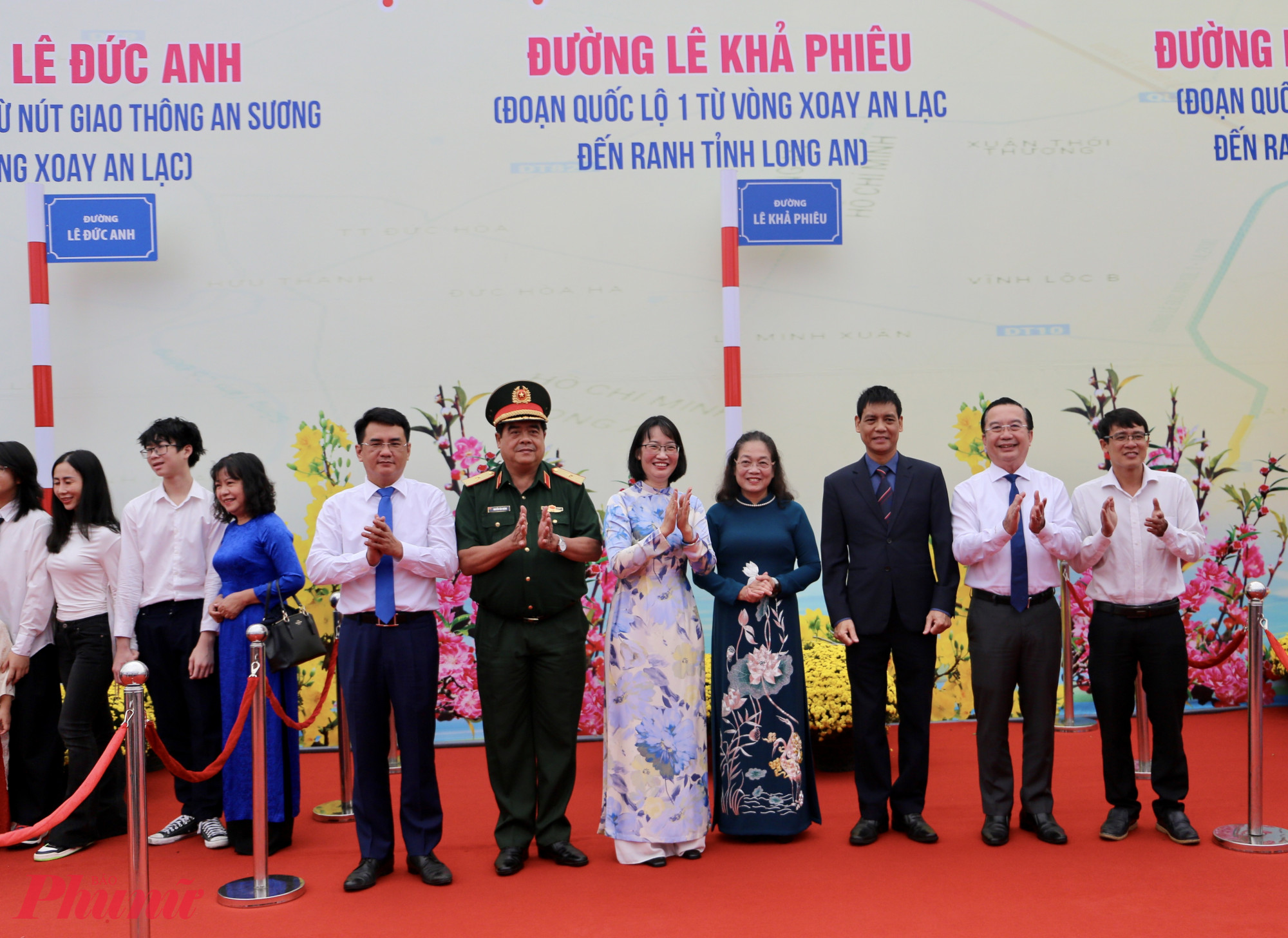 Lãnh đạo, đại biểu cùng chụp chung tấm hình kỷ niệm dưới bảng tân đường mang tên Lê Khả Phiêu - Ảnh: Thanh Tâm