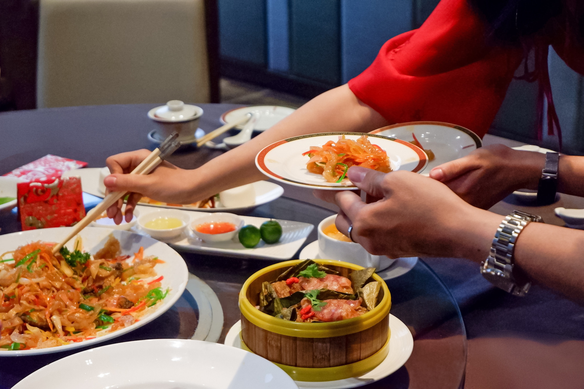  Ming Court Restaurant - Hotel Nikko Saigon.Đón chào Xuân về với hai set thực đơn tinh tế, đậm đà hương Tết và lời chúc phúc an khang. Mỗi món ăn là sự giao thoa giữa tinh hoa ẩm thực Quảng Đông cổ điển và phong cách hiện đại, mang đến những trải nghiệm trọn vẹn, nâng niu từng khoảnh khắc sum vầy. Phục vụ độc quyền trong dịp Tết Nguyên Đán, từ 29 tháng 1 đến 2 tháng 2 (tức Mùng 1 đến Mùng 4 Tết) Trưa | 11:00 AM – 2:00 PM Tối | 6:00 PM – 10:00 PM NHƯ Ý CÁT TƯỜNG – DIVINE HARMONY Cảm nhận bản hòa ca của những hương vị tinh tế, được sáng tạo để cân bằng sự hài hòa và may mắn. VND 625,000++ mỗi khách (giá áp dụng từ 1 – 5 khách) VND 550,000++ mỗi khách (giá áp dụng từ 6 khách trở lên) NGỌC ĐƯỜNG PHÚ QUÝ – GOLDEN PROSPERITY Thưởng thức bữa tiệc xa hoa với những tinh hoa ẩm thực thượng hạng, biểu trưng cho phú quý và thành công. VND 1,125,000++ mỗi set/khách (giá áp dụng từ 1 – 5 khách) VND 1,050,000++ mỗi set/khách (giá áp dụng từ 6 khách trở lên)