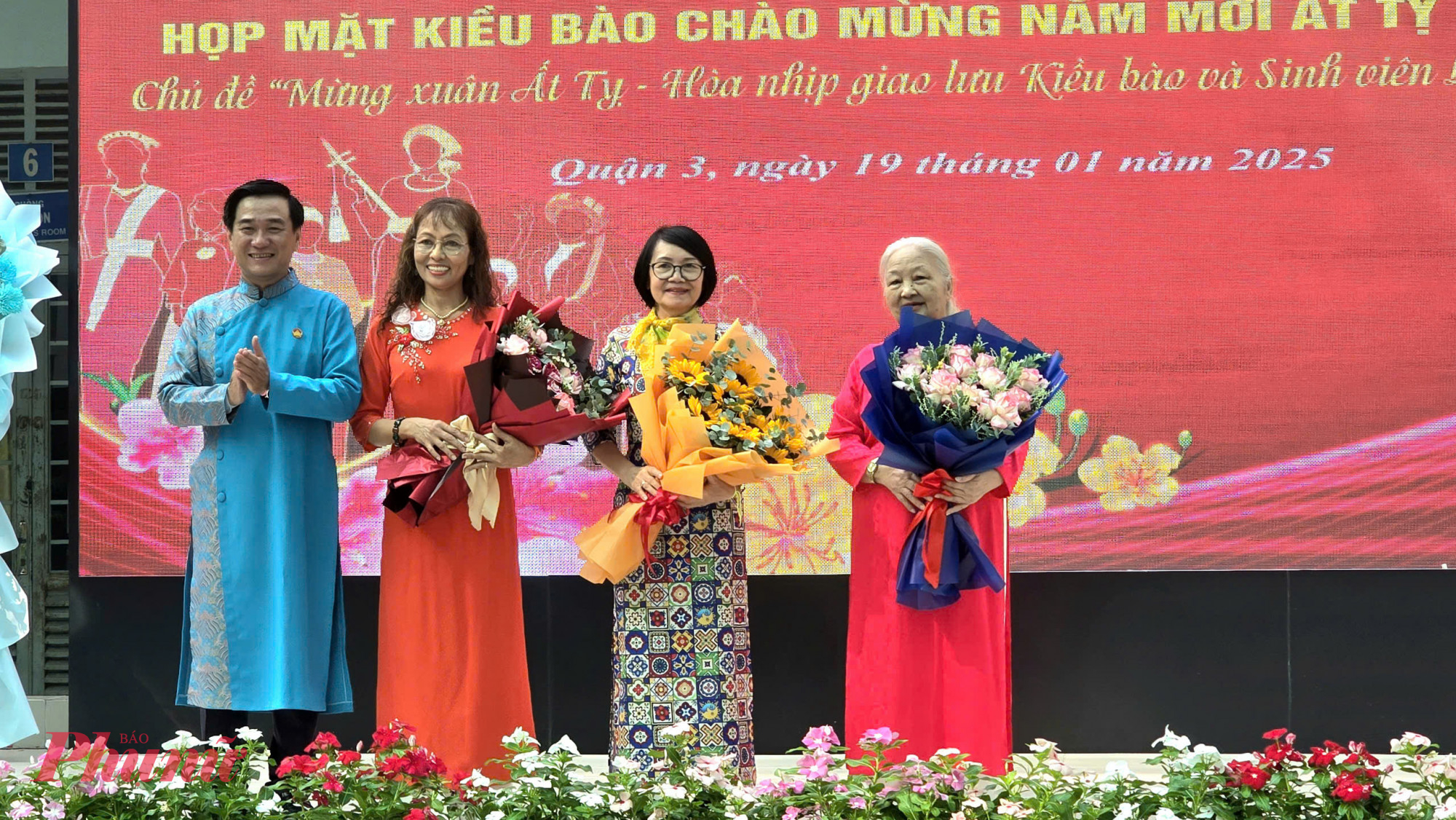 ông Huỳnh Gia Giang – UVTV -  Chủ tịch Ủy ban Mặt trận Tổ quốc Việt Nam Quận 3Đại tri âm tấm lòng vàng từ các mạnh thường quân là kiều bào đã đồng hành cùng địa phương thực hiện công tác an sinh xã hội, nhận nuôi các bạn sinh viên Lào