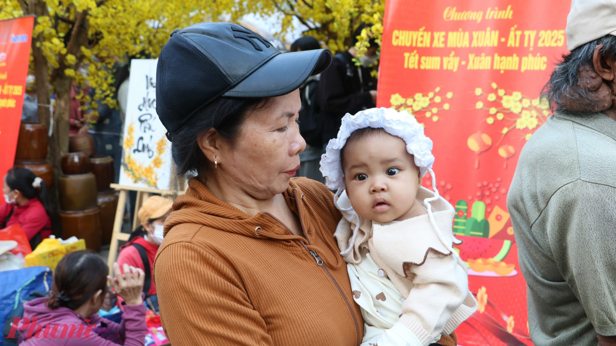 Cô Minh cùng cháu ngoại của mình - Ảnh: Trang Thư