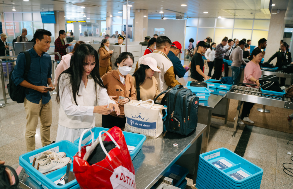 Hành khách thực hiện soi chiếu an ninh trên các chuyến bay.