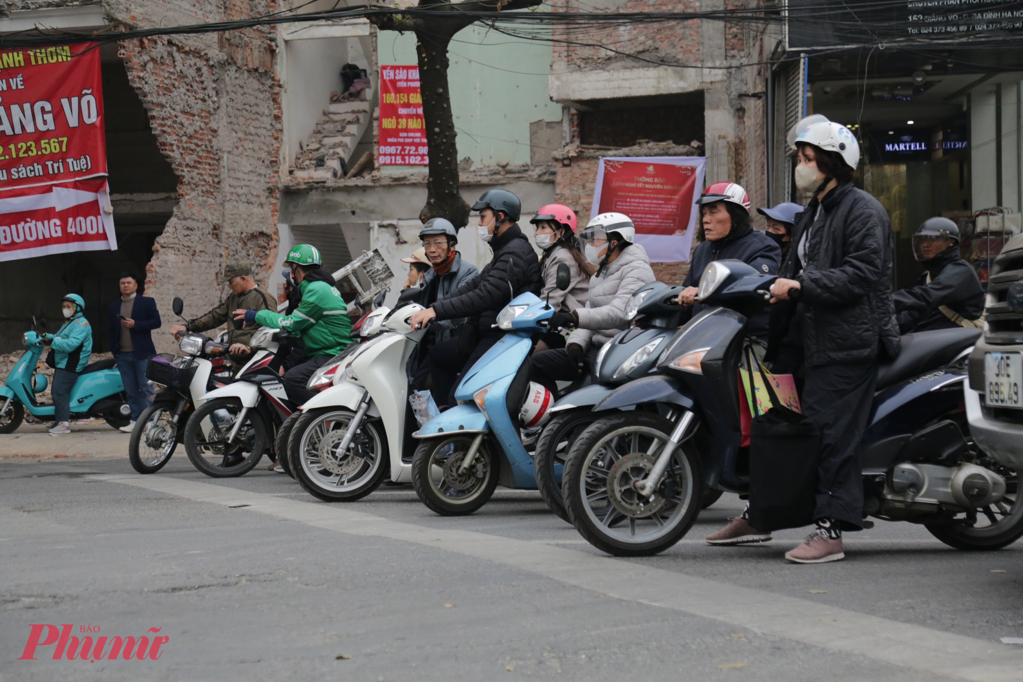 Không một phương tiện vượt đèn đỏ tại nút giao nút giao Giảng Võ - Láng Hạ (quận Đống Đa, Hà Nội).