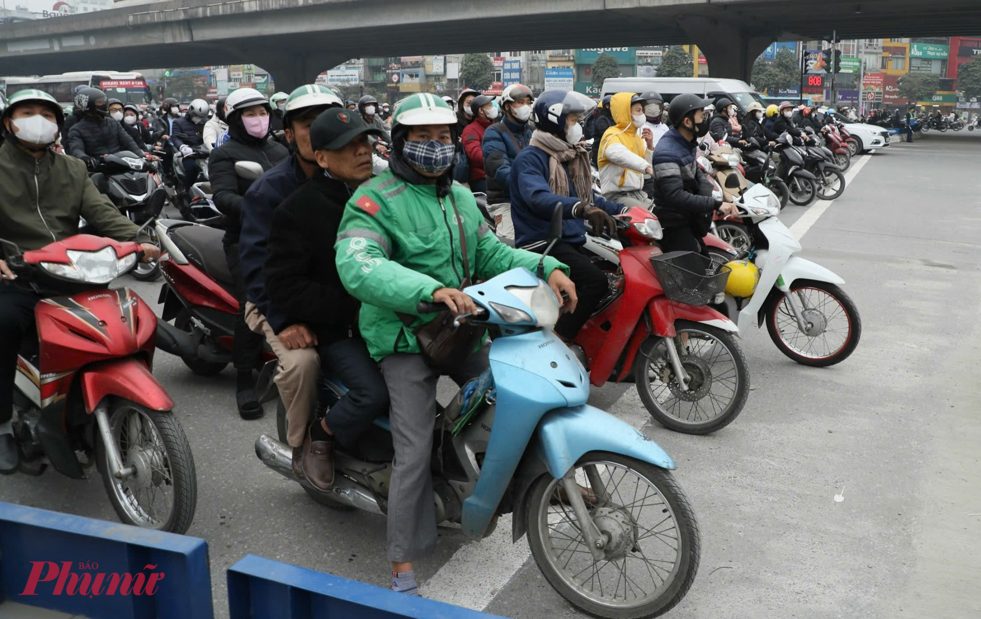 Dù ùn tắc, các phương tiện phía trước ngăn nắp xếp hàng dừng chờ đèn chuyển xanh.