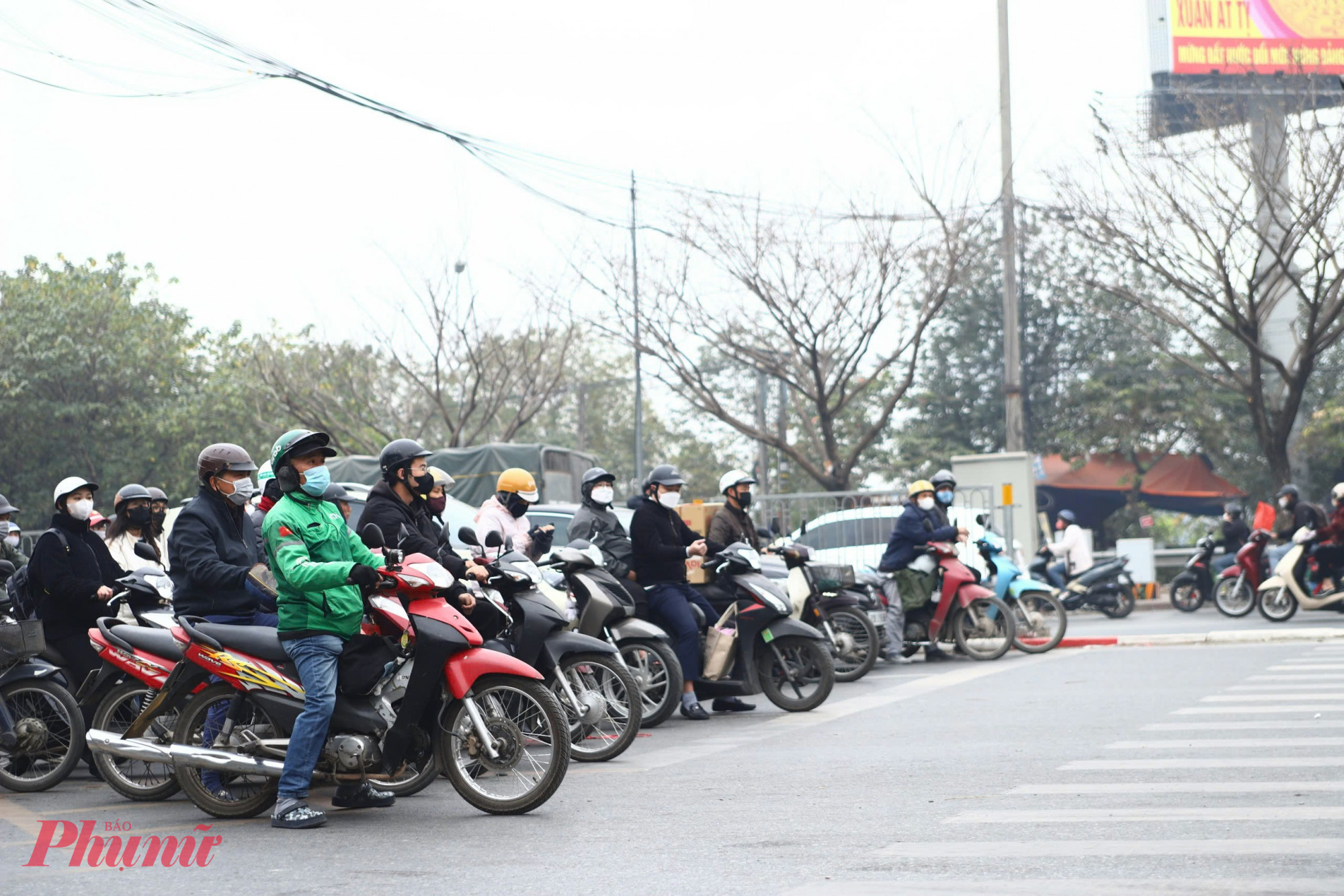 Người dân dừng đèn đỏ tại nút giao thông Giải Phóng - Ngọc Hồi.