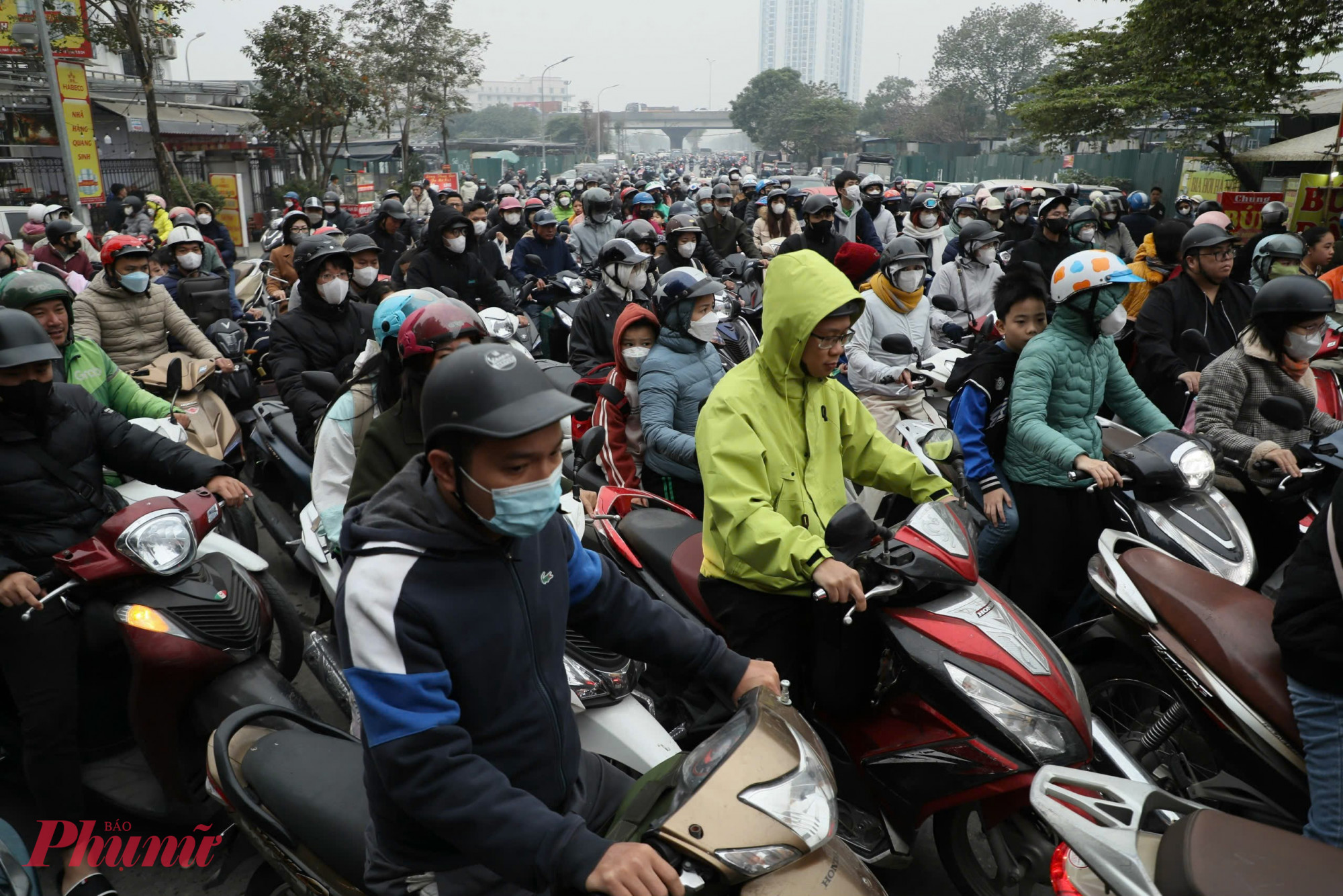 Mật độ phương tiện tham gia giao thông tại Hà Nội tăng cao trong những ngày cận Tết.