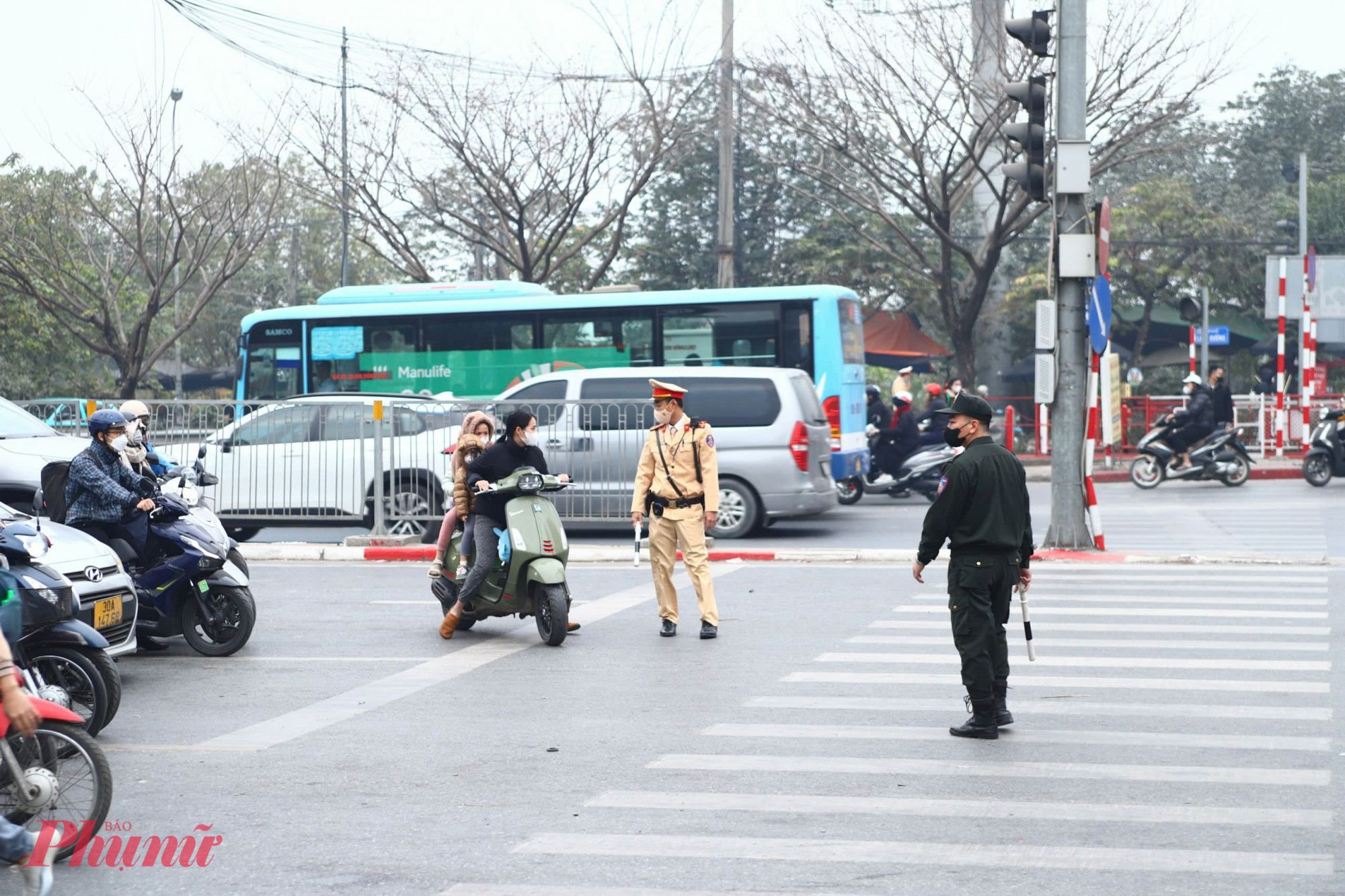 Cũng trong buổi sáng cùng ngày, tại khu vực cửa ngõ phía Nam Hà Nội (nút giao thông Giải Phóng - Ngọc Hồi (Quốc lộ 1A) - Hoàng Liệt - Đỗ Mười, tổ công tác đặc biệt số 8 của Công an thành phố Hà Nội đã tiến hành kiểm soát, xử lý các trường hợp vi phạm trật tự an toàn giao thông, đồng thời thực hiện điều tiết, phân luồng giao thông tại khu vực mật độ phương tiện cao này.