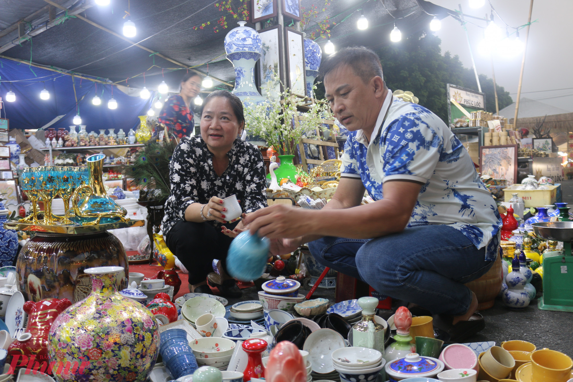 Bà Trang và ông Hùng ( phường Bình Trị Đông) tham quan và mua sắm tại gian hàng gia dụng trên “Phố Thương mại - Dịch vụ”. Bà  Trang cho biết, tuyến phố có đa dạng các mặt hàng từ bàn ghế, chén bát, đồ ăn,…giá cả hợp lý, phù hợp với kinh tế của nhiều gia đình.