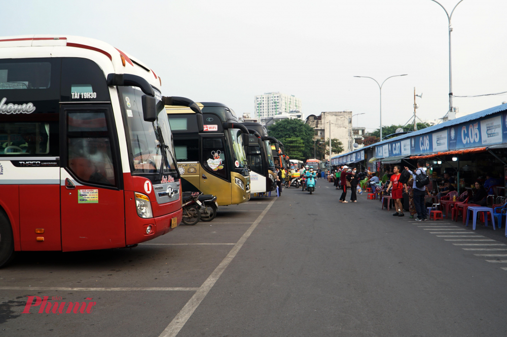 Một số bạn sinh viên cho biết, do trường đã cho nghỉ học nên tranh thủ về quê sớm để được ăn Tết lâu hơn cùng gia đình.