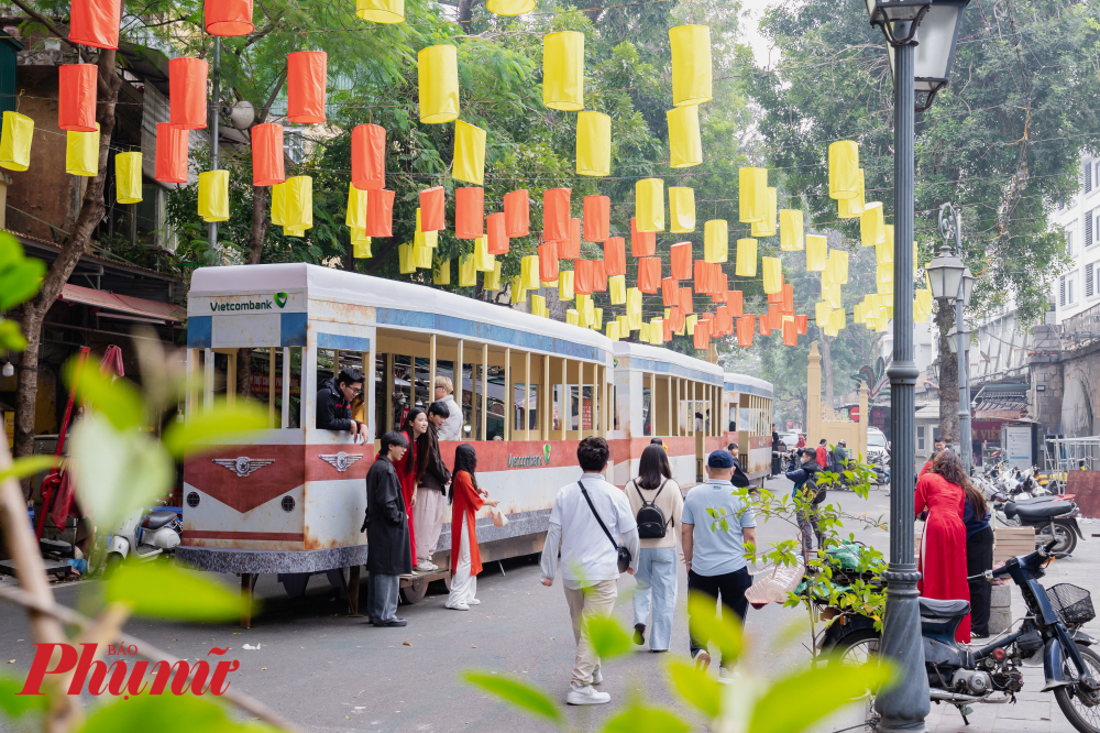 Tàu điện là một phần không thể thiếu trong văn hóa Hà Nội, gắn liền với nhiều câu chuyện và kỷ niệm của người dân Hà Nội, đặc biệt khi dịp Tết đến Xuân về.