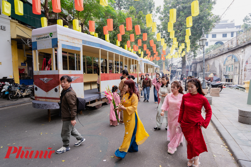 Những năm 1960-1970 là thời kỳ hoàng kim của tàu điện. Lúc này, hệ thống tàu điện trải dài khắp các tuyến phố, trở thành phương tiện giao thông công cộng chính của người dân.