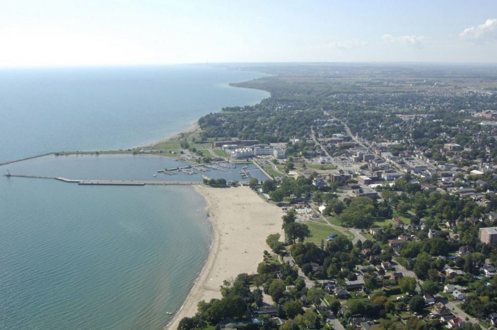 Cobourg là thiên đường mùa hè với bãi cát trắng và những con sóng lấp lánh - Ảnh: cobourgtourism