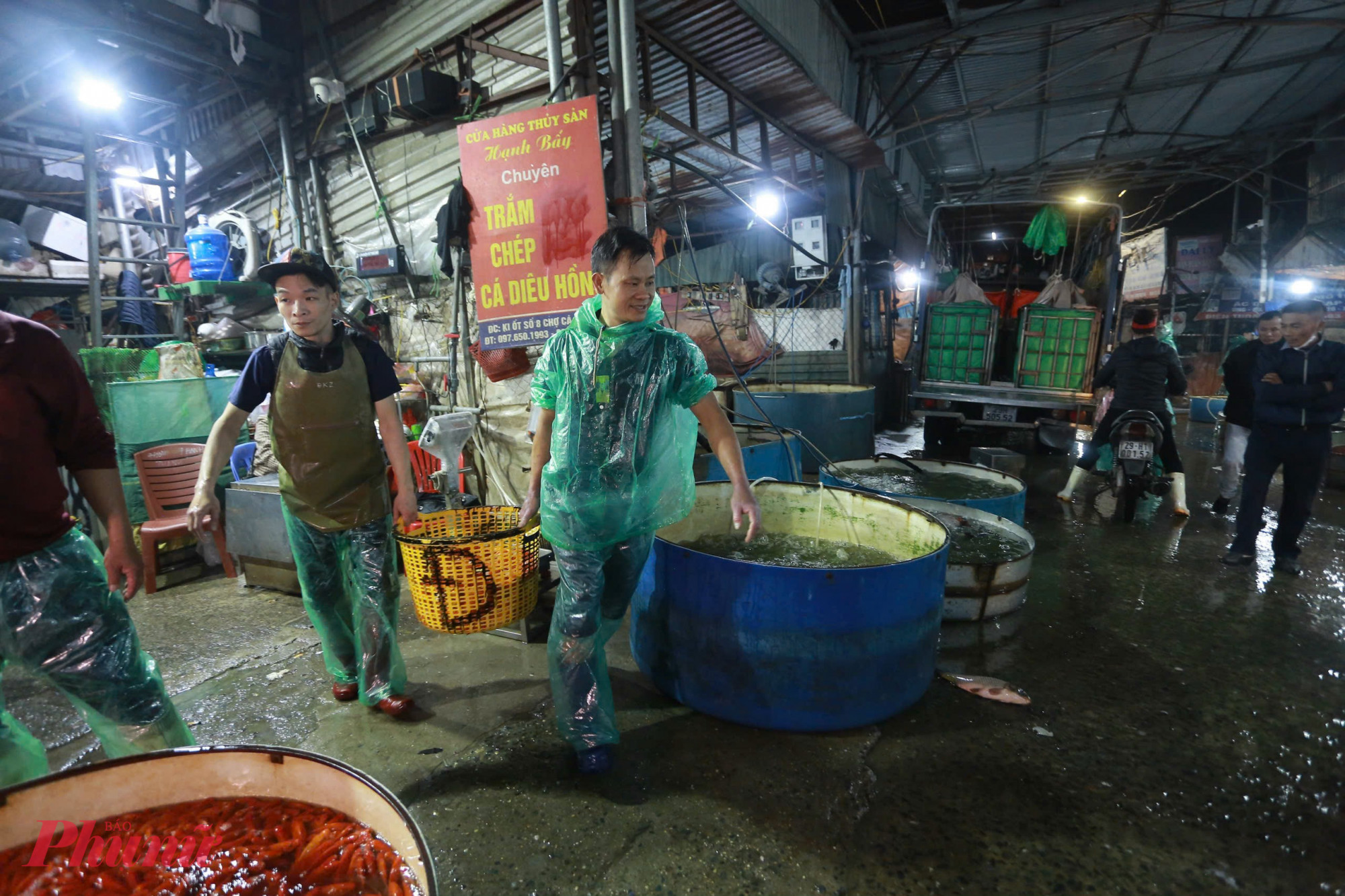 Chợ cá Yên Sở nổi tiếng là chợ đầu mối lớn nhất ở Hà Nội, cung cấp cá cho toàn thành phố. 