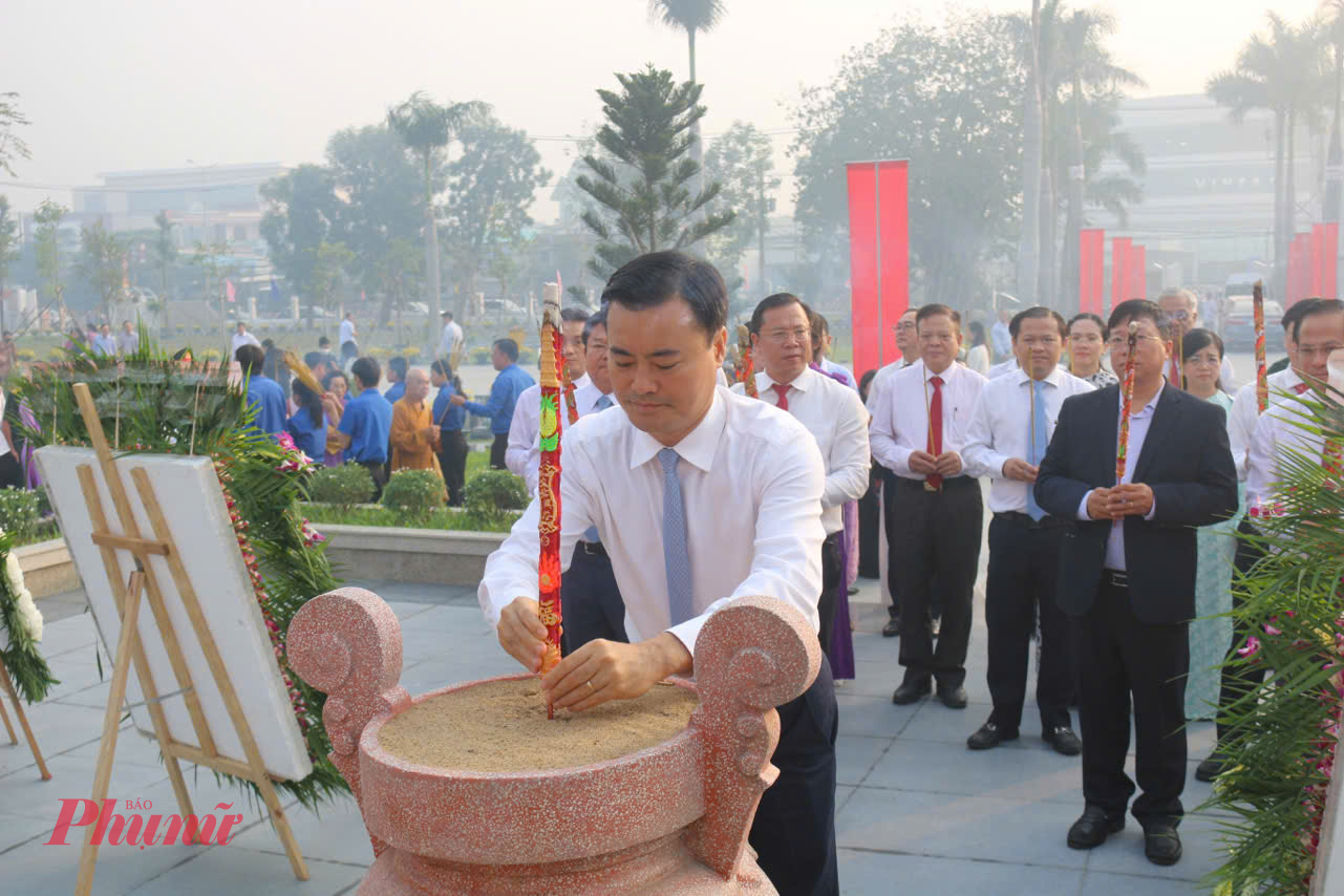 Ông Bùi Xuân Cường - Phó chủ tịch UBND TPHCM dẫn đầu đoàn đại biểu dâng hoa và dâng hương, viếng thăm các Liệt sĩ, Mẹ Việt Nam anh hùng tại nghĩa trang Liệt sĩ Bình Chánh – Bình Tân