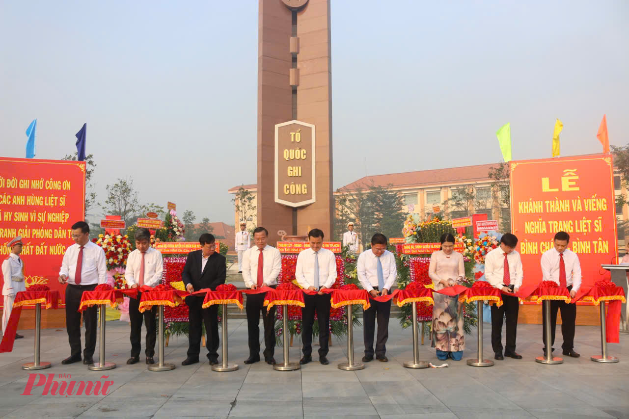  Lãnh đạo TPHCM, quận Bình Tân và huyện Bình Chánh thực hiện nghi thức cắt băng khánh thành dự án đầu tư nâng cấp, cải tạo Nghĩa trang liệt sĩ Bình Chánh – Bình Tân