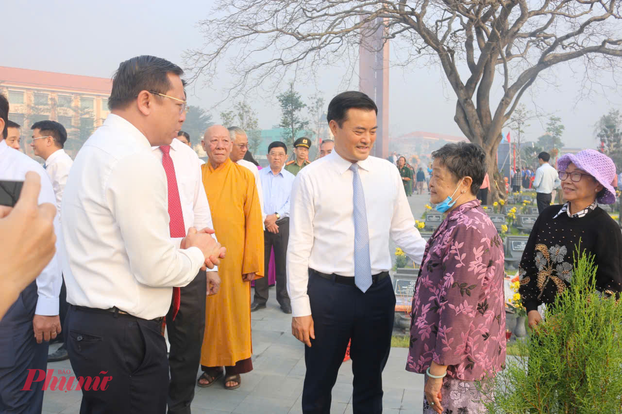 Phó chủ tịch UBND TPHCM Bùi Xuân Cường (ở giữa) thăm hỏi thân nhân các Liệt sĩ, Mẹ Việt Nam anh hùng tại nghĩa trang