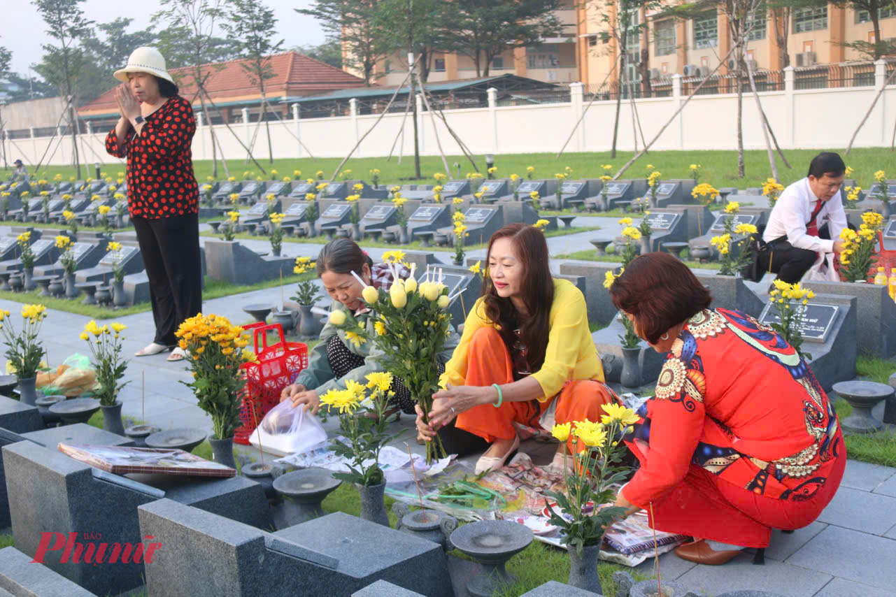 Thân nhân các Liệt sĩ, Mẹ Việt Nam anh hùng hạnh phúc đến thăm và dâng hương sau khi nghĩa trang được cải tạo  