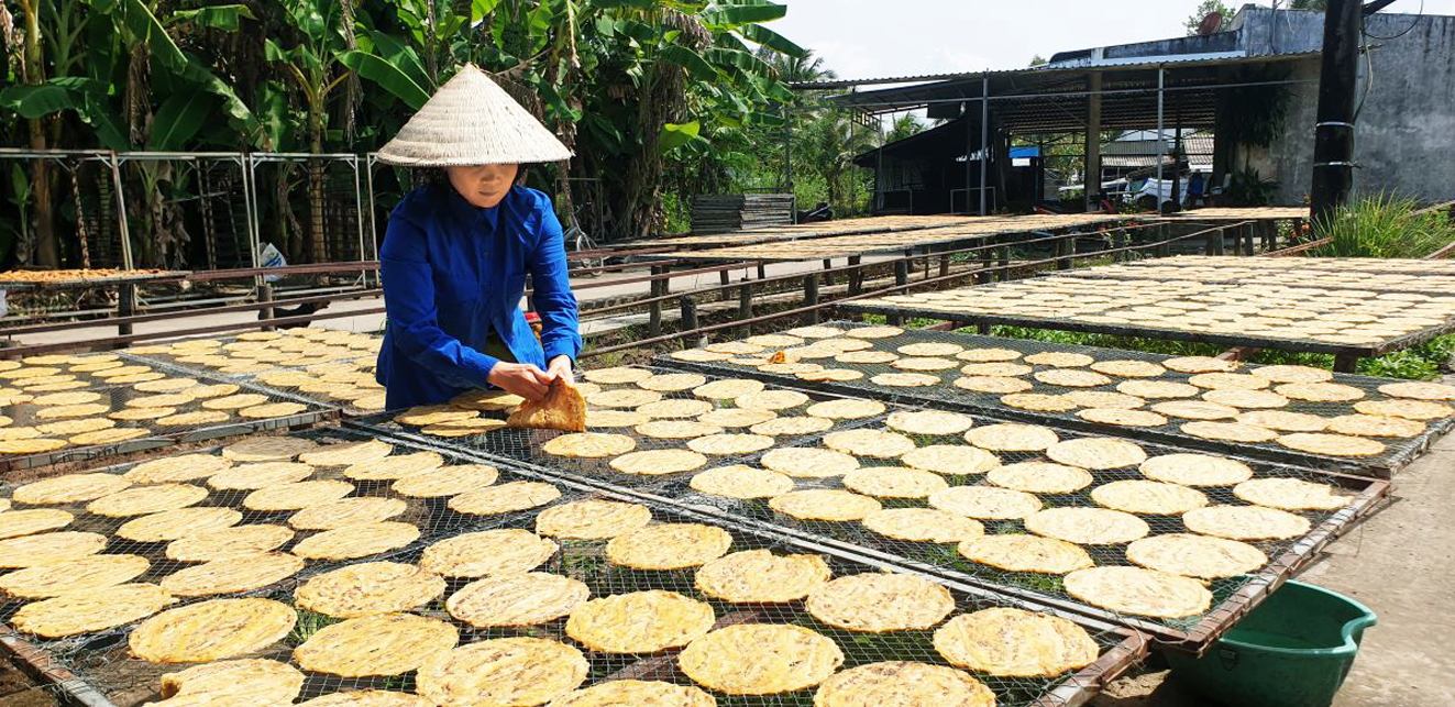 Tranh thủ nắng để phơi chuối mùa tết 