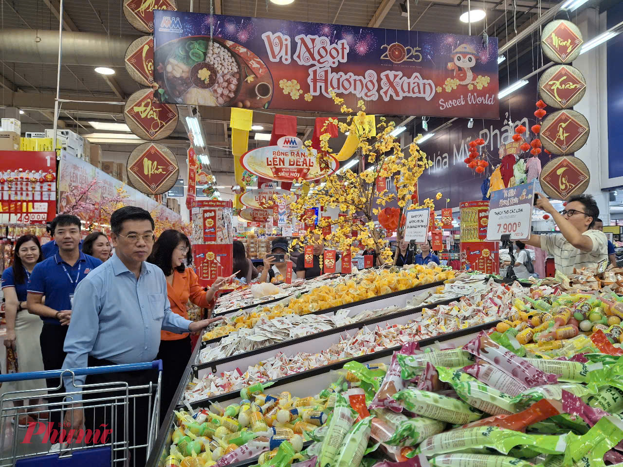 Tại siêu thị MM Mega Market An Phú (thuộc Công ty TNHH MM Mega Market), các mặt hàng này được ưu tiên trưng bày tại những vị trí bắt mắt. Hàng hóa cung cấp tập trung vào nhu cầu trang trí tết, cũng như chuẩn bị mâm cỗ ngày tết của người dân. 