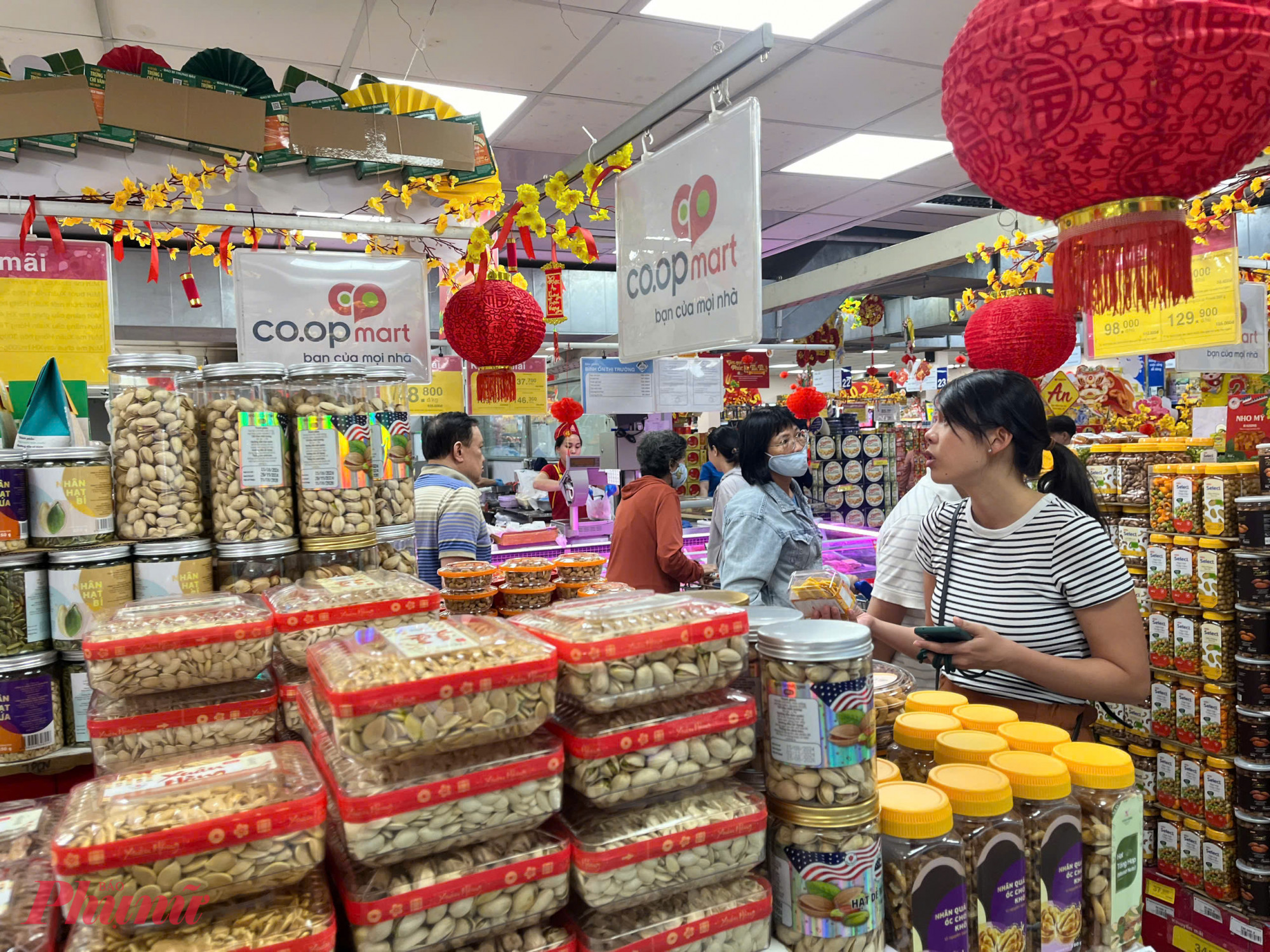 Kiểm tra tại siêu thị Coopmart Cống Quỳnh (siêu thị thuộc Saigon Co.op), đại nhà bán lẻ này cho biết, từ ngày 2/1/2025, toàn bộ hệ thống của Saigon Co.op đã tăng giờ phục khi mở cửa bán hàng sớm hơn 1 tiếng so với ngày thường. Đồng thời, từ trung tuần tháng 1/2025, toàn bộ hệ thống của Saigon Co.op sẽ phục vụ đến tận 23 giờ. Hệ thống Co.opmart, Co.opXtra chỉ nghỉ mùng Một âm lịch (nhằm ngày 29/1/2025), sau đó khai trương năm mới ngay vào mùng Hai.