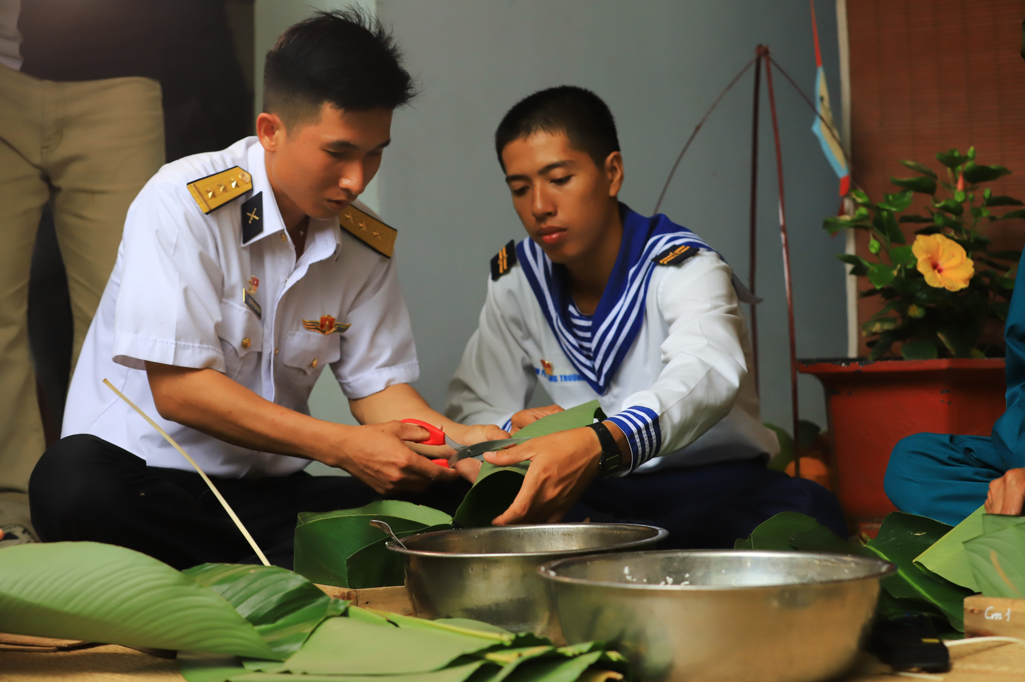 Công đoạn đầu tiên cắt lá dong