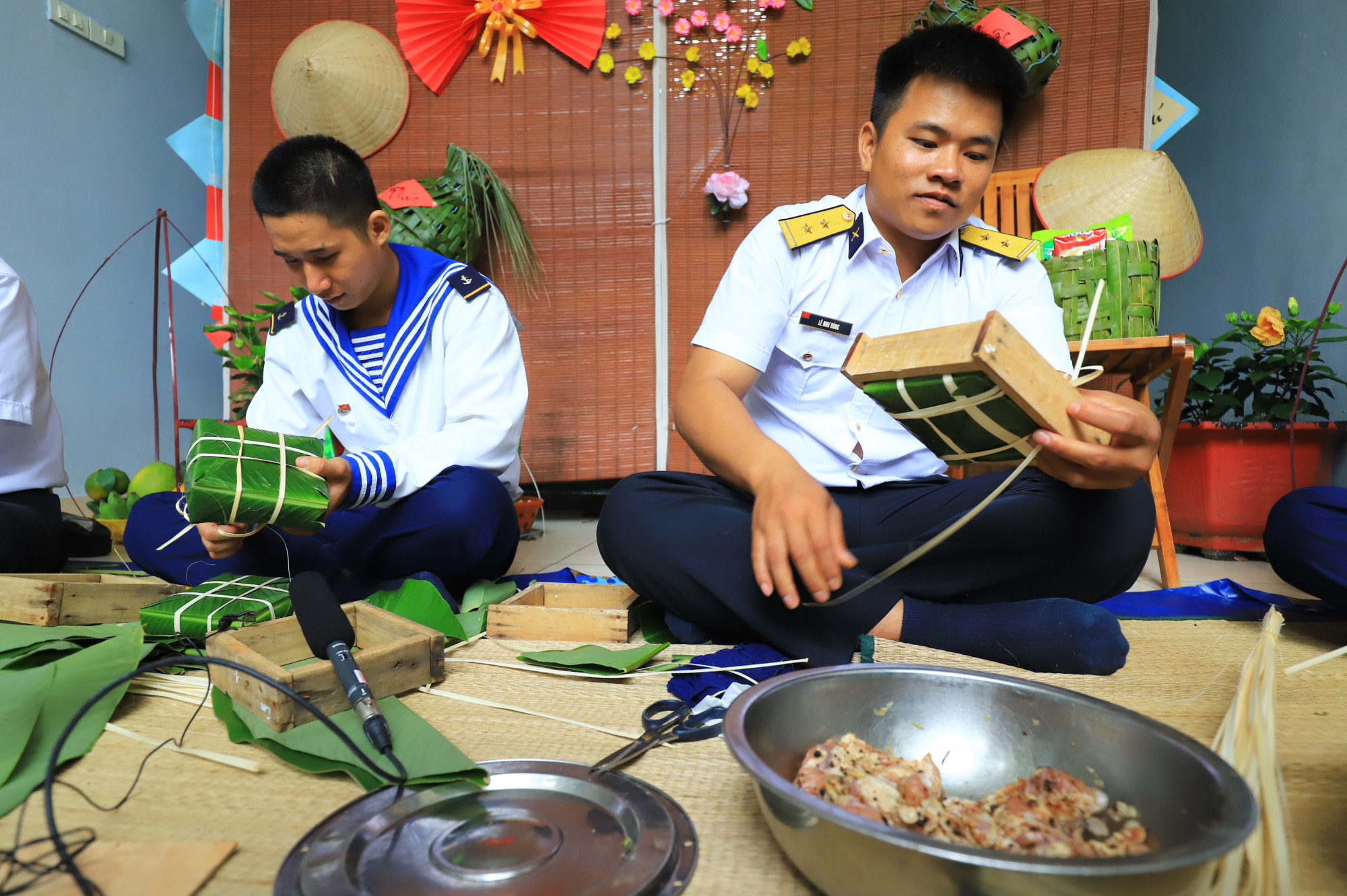 Hoàn thành công đoạn gói cặp bánh chưng