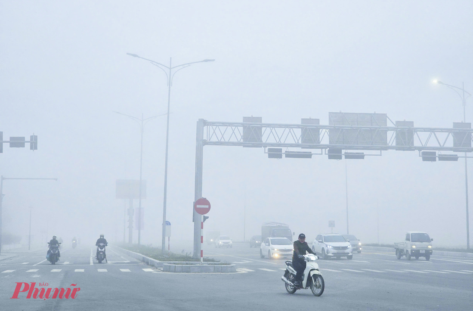 Các phương tiện di chuyển trên Đại lộ Vinh - Cửa Lò phải giảm tốc độ để đảm bảo an toàn.