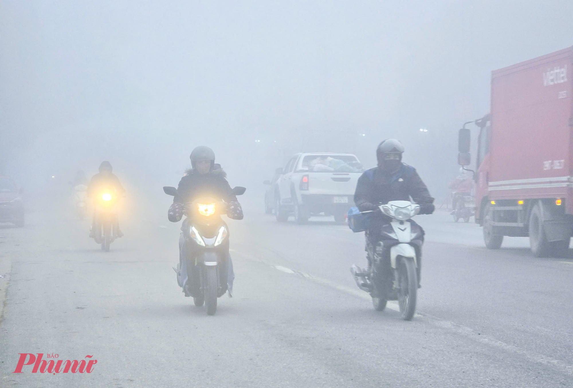 Hơn 7g30 sáng, các phương tiện lưu thông trên quốc lộ 46 đoạn qua phường Nghi Phú, xã Nghi Ân (TP Vinh) vẫn phải bật đèn, lưu thông rất chậm do tầm nhìn giảm xuống dưới 50m.