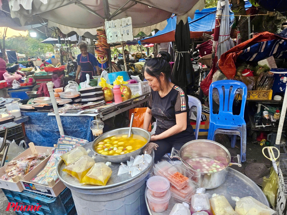 Quầy xôi chè khách chọn mua chính các loại xôi nếp, đậu, gấc và chè trôi nước để cúng. Giá các mặt hnafg phổ biến ở mức 70.000 đồng/kg, không biến động nhiều so với ngày thường.